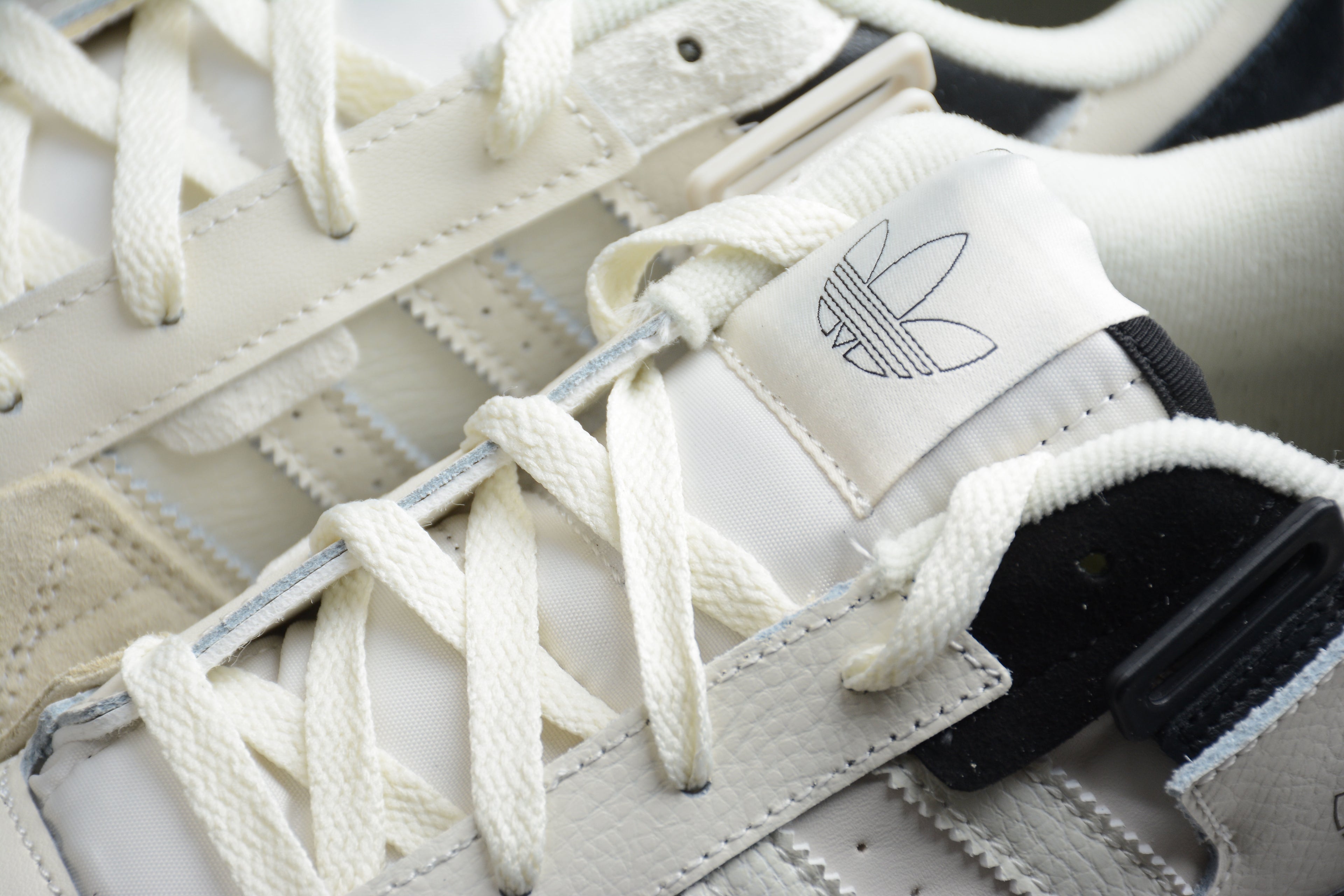Adidas Forum – Blanco / Gris / Negro
