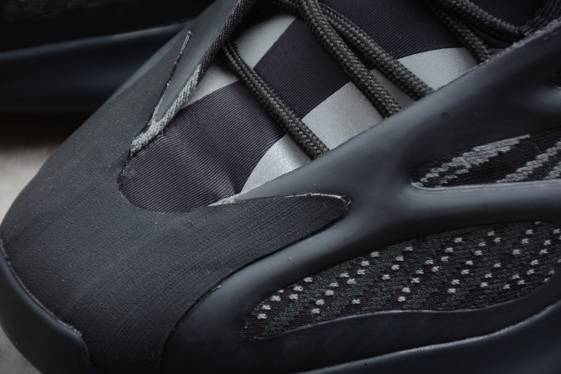 Adidas Yeezy 700 V3 – Gris
