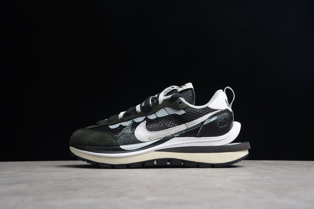 Sacai x VaporWaffle – Negro / Blanco