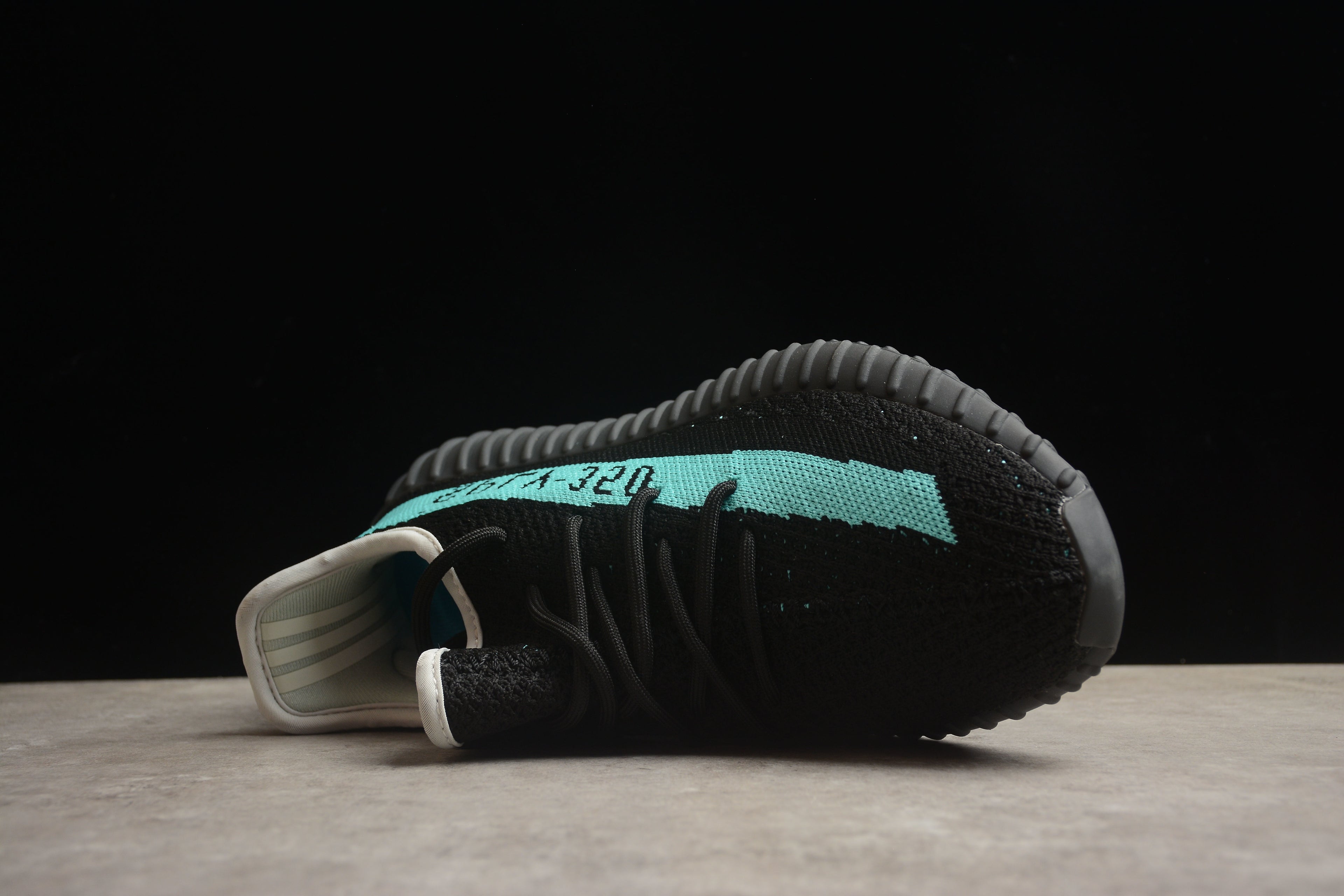 Adidas Yeezy 350 – Negro / Azul