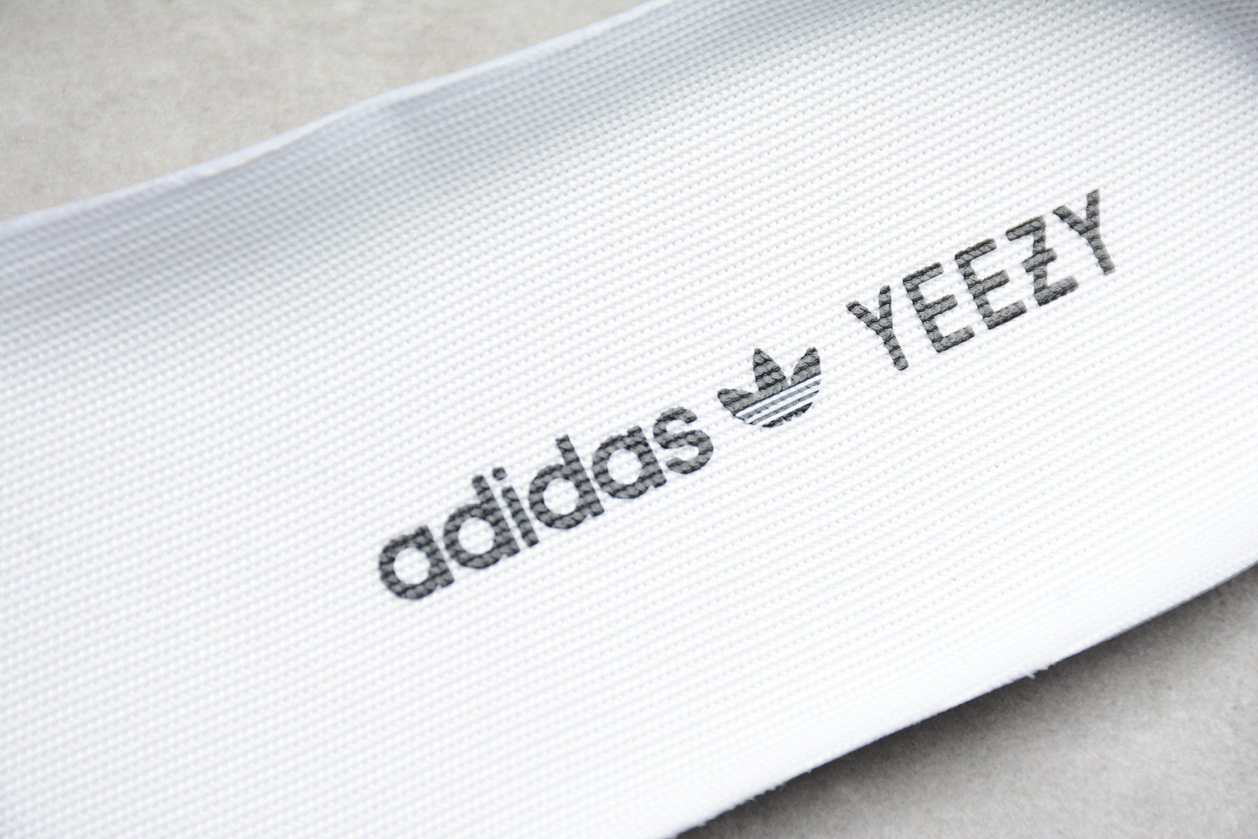 Adidas Yeezy 350 – Blanco / Gris