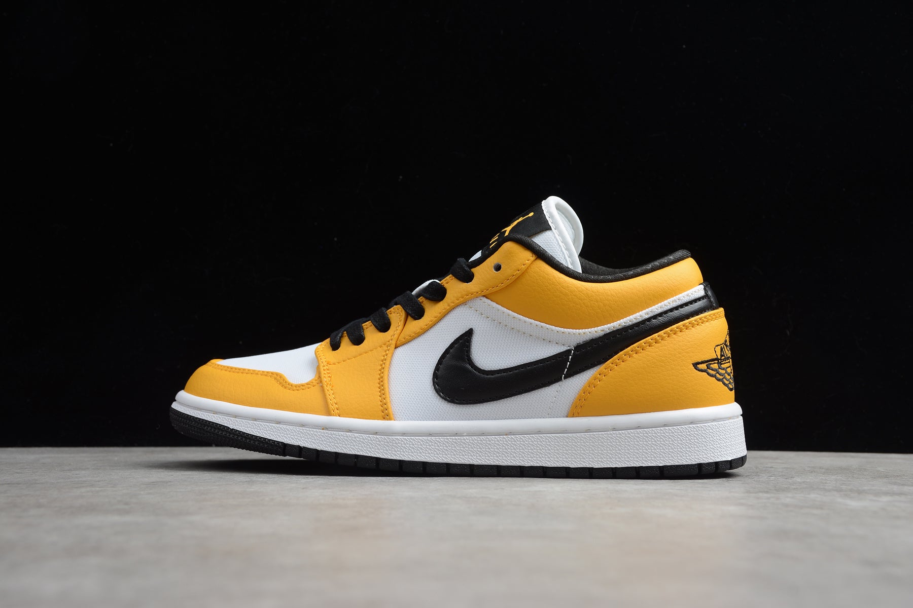 Jordan 1 Low – Amarillo / Blanco