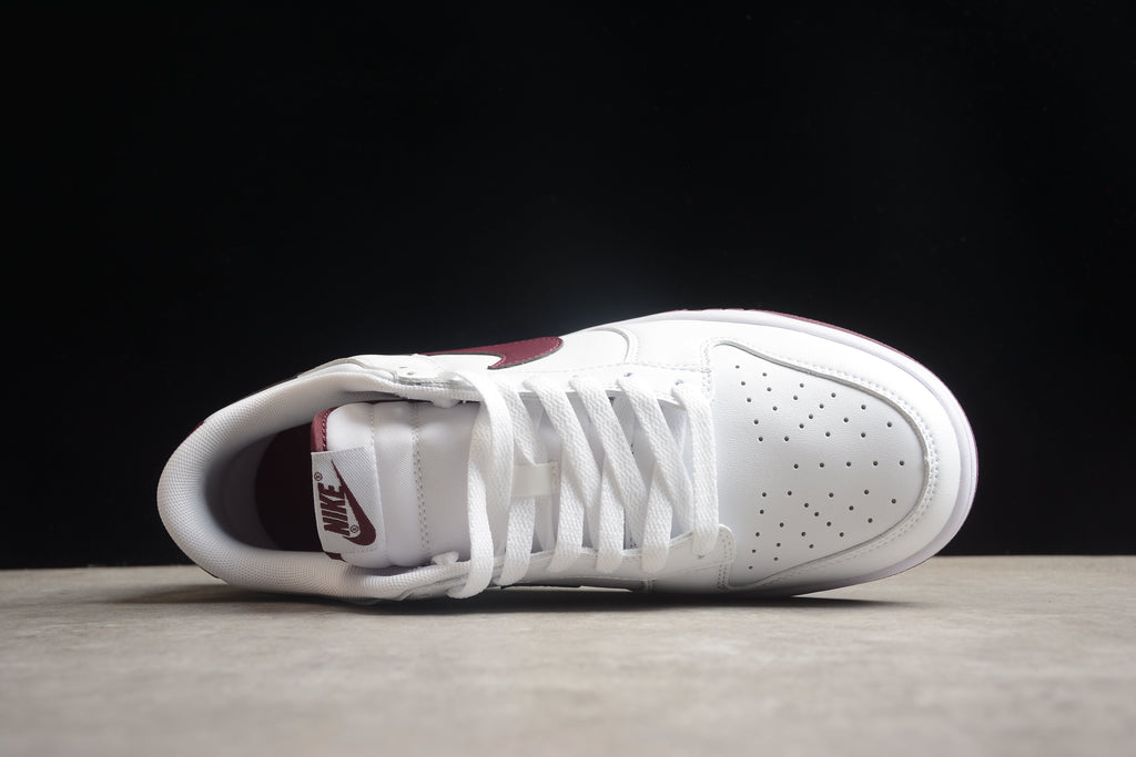 Dunk SB – Blanco / Granate