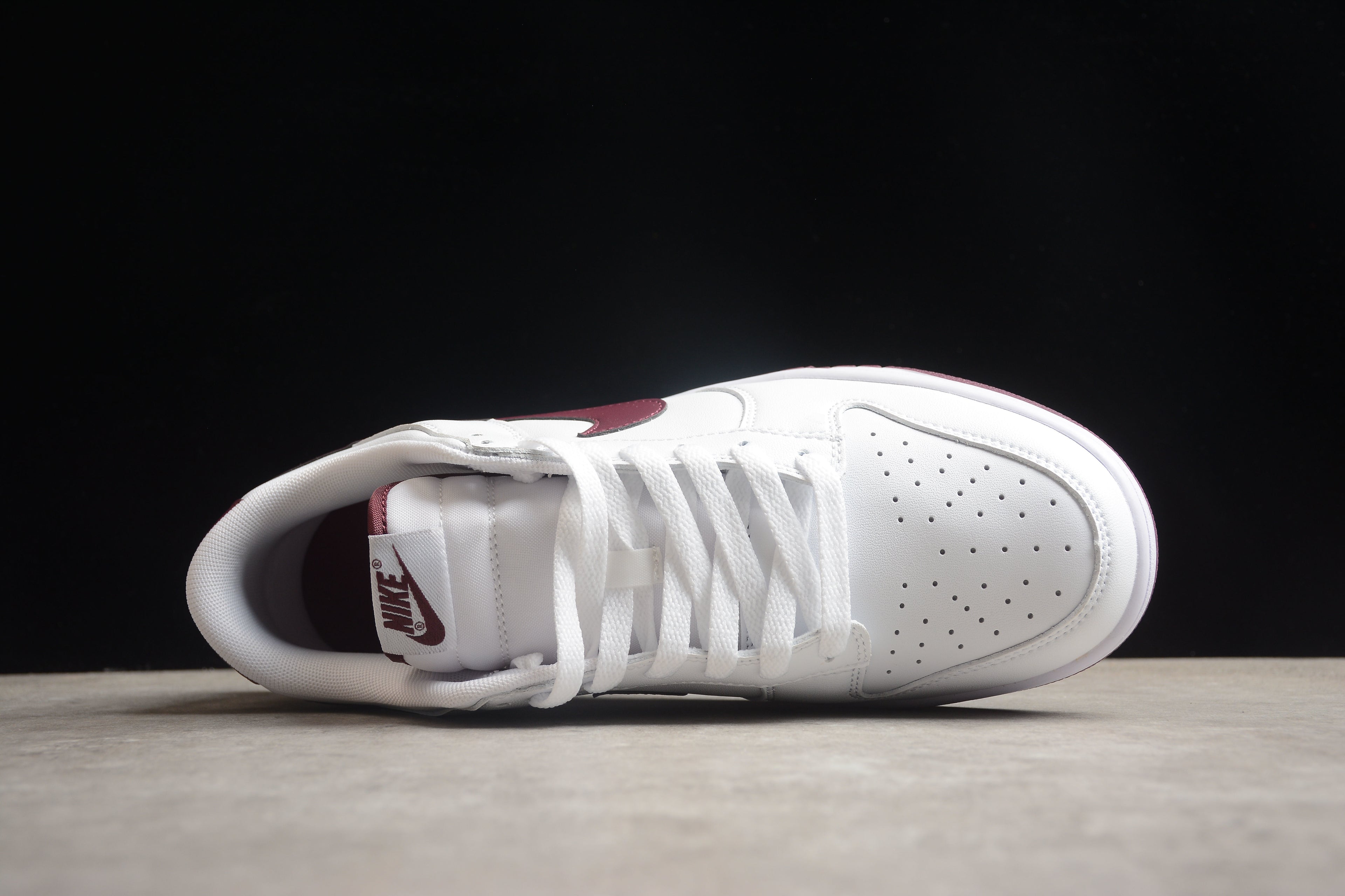 Dunk SB – Blanco / Granate