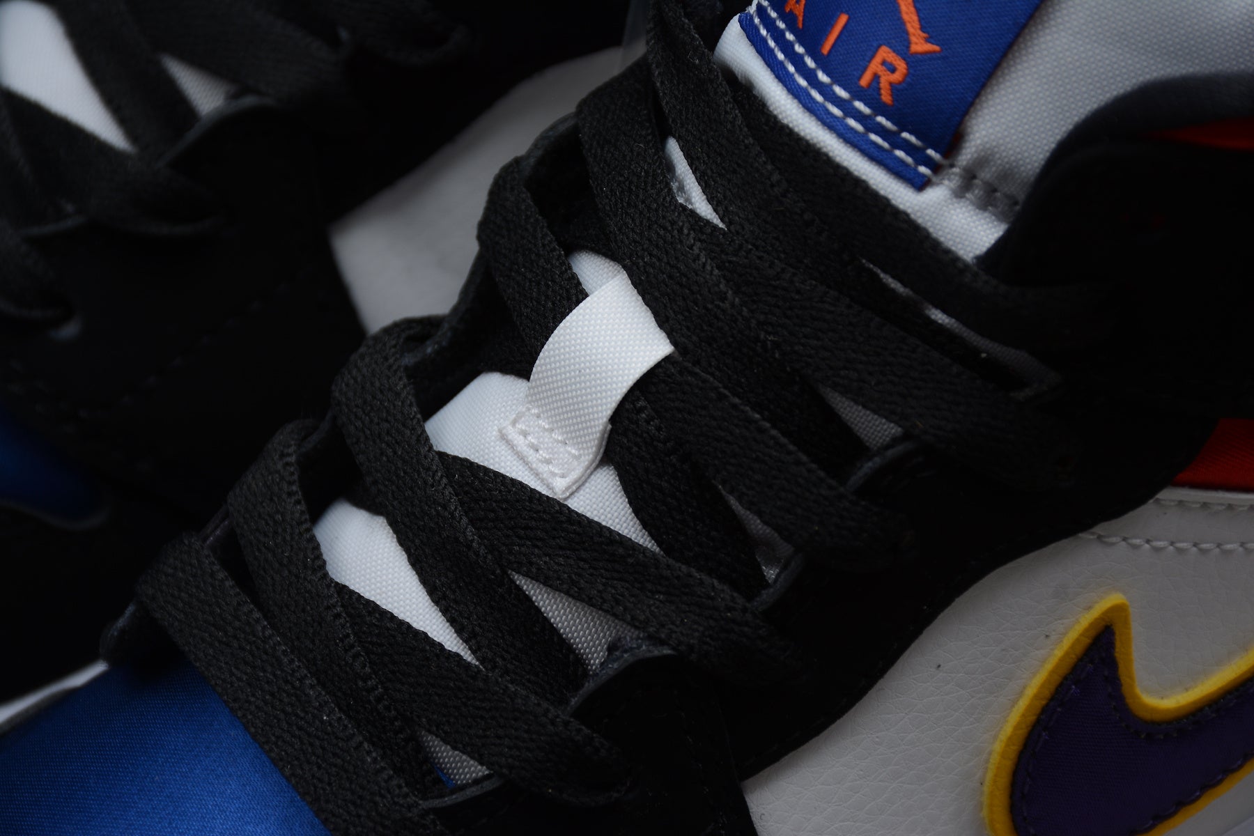 Air Jordan 1 Mid – Negro / Azul / Rojo