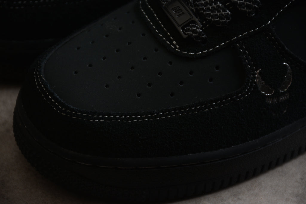 Air Force 1 Low – Negro con Detalles Blancos