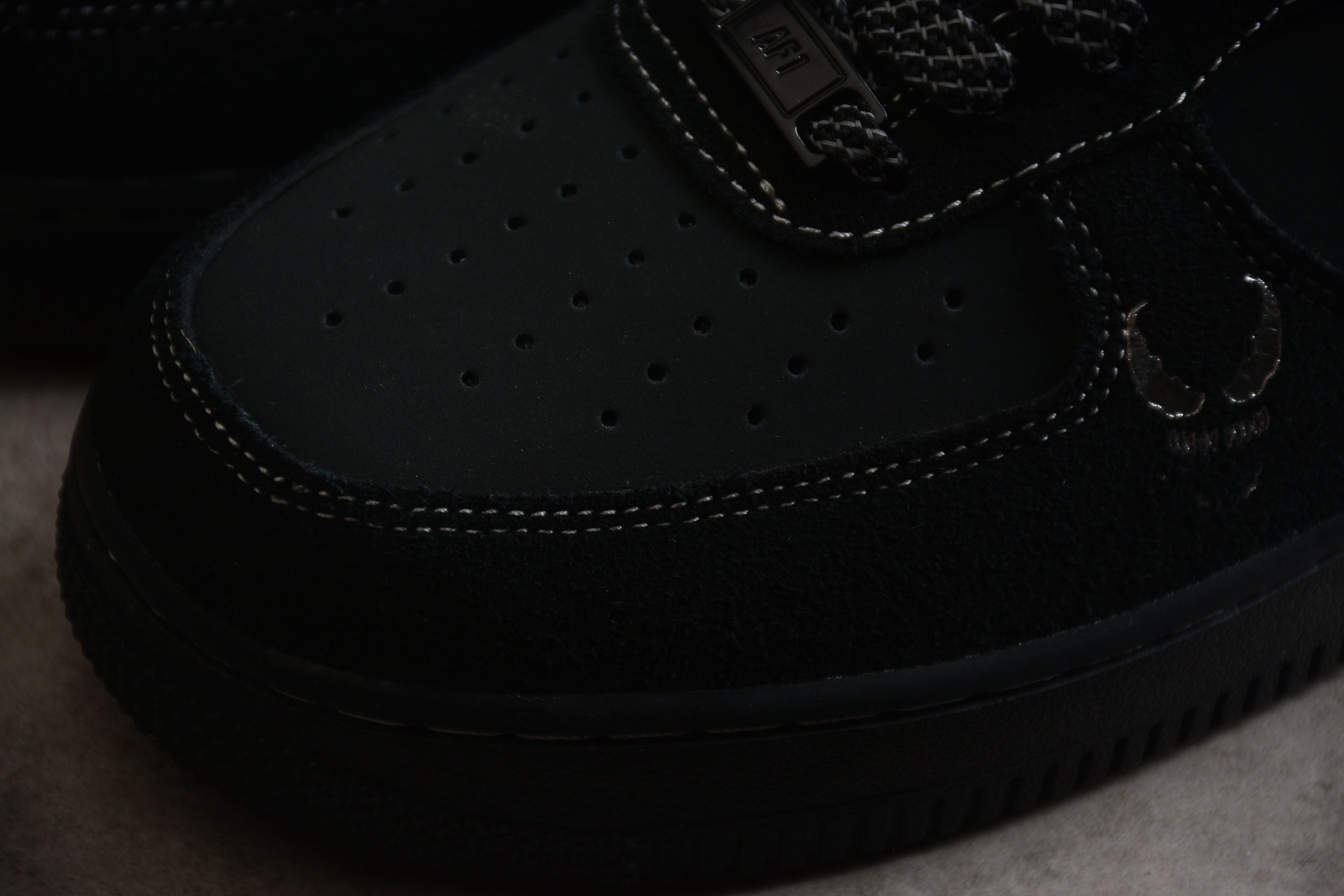 Air Force 1 Low – Negro con Detalles Blancos