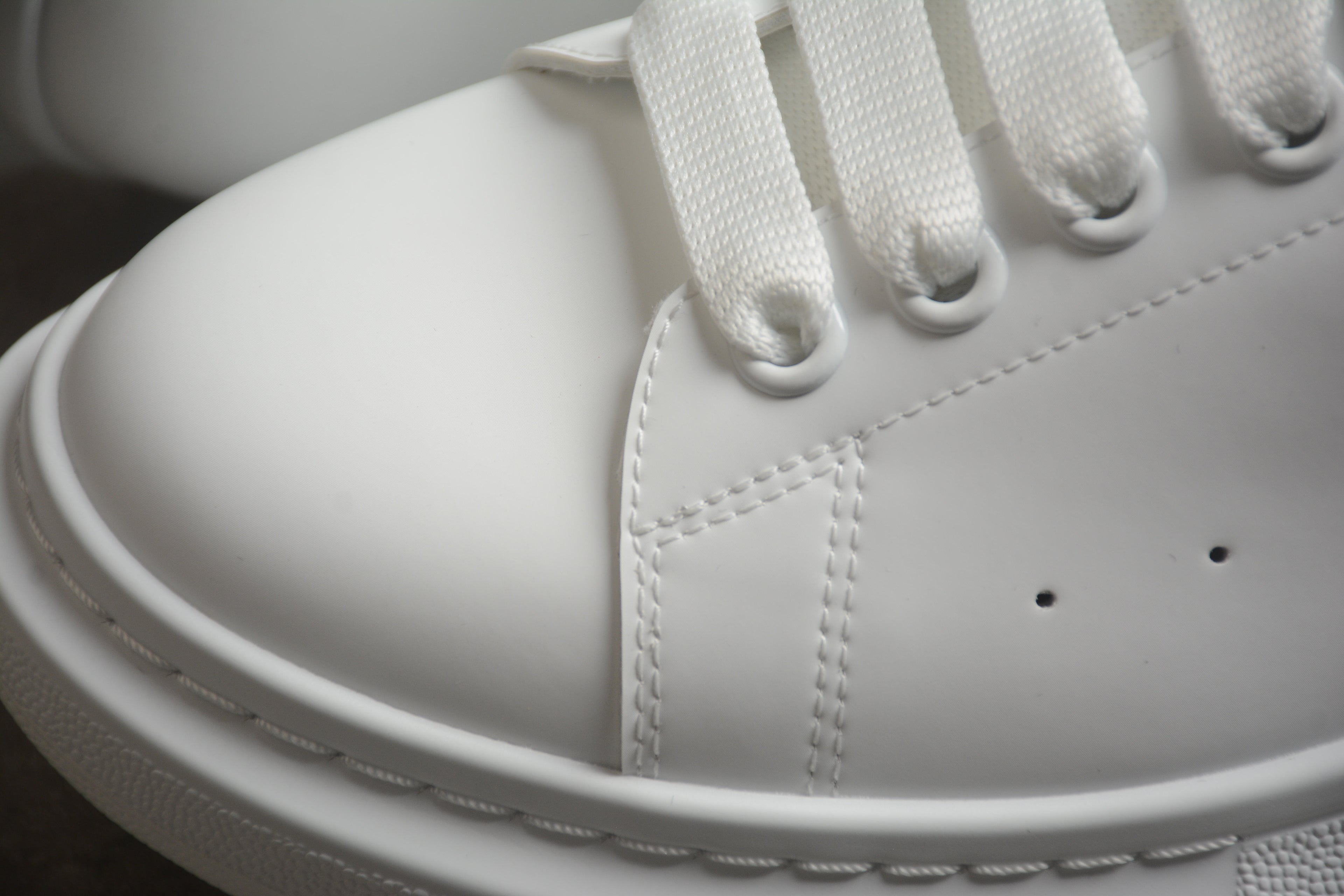 Alexander McQueen – Blanco / Gris