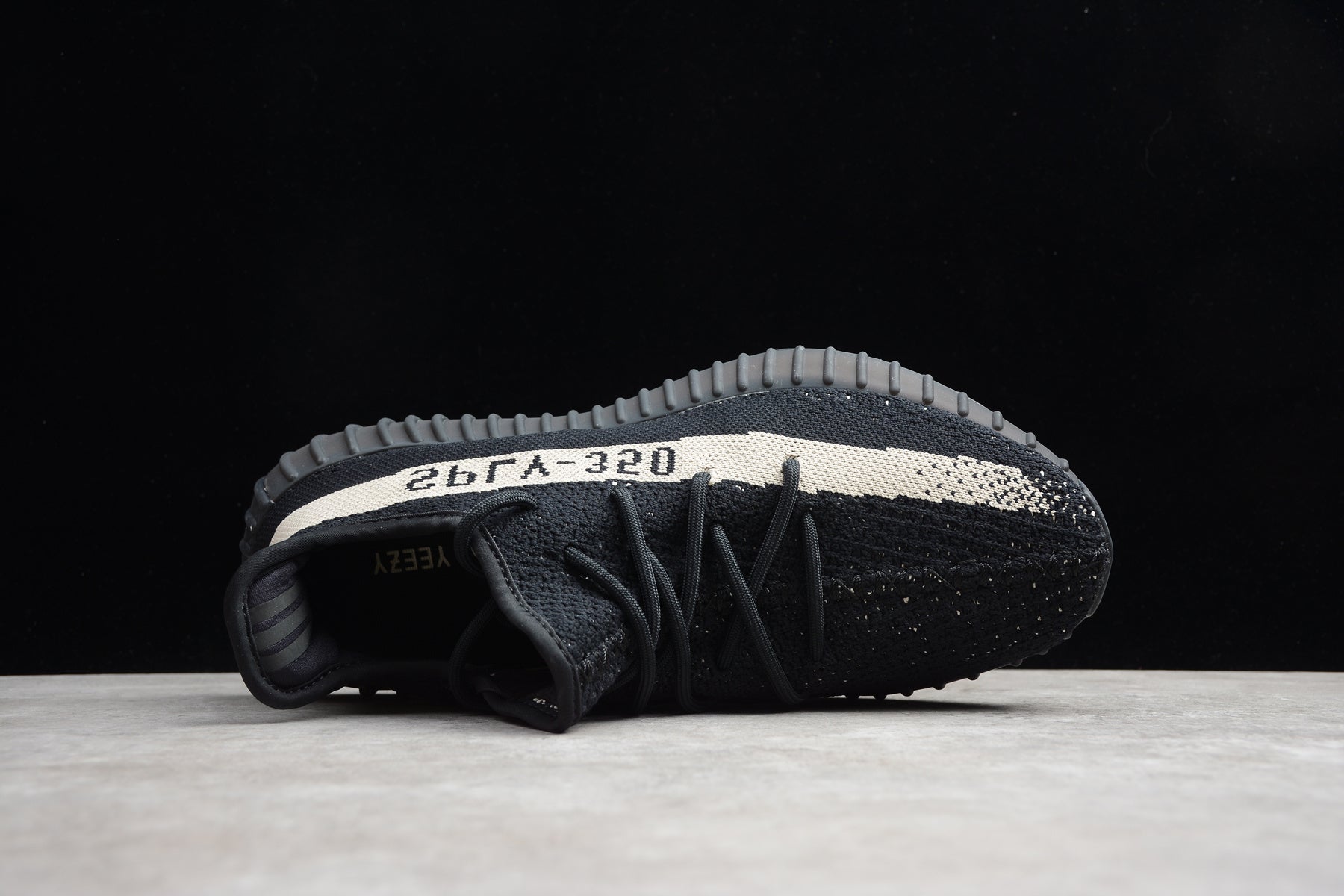Adidas Yeezy 350 – Negro / Blanco
