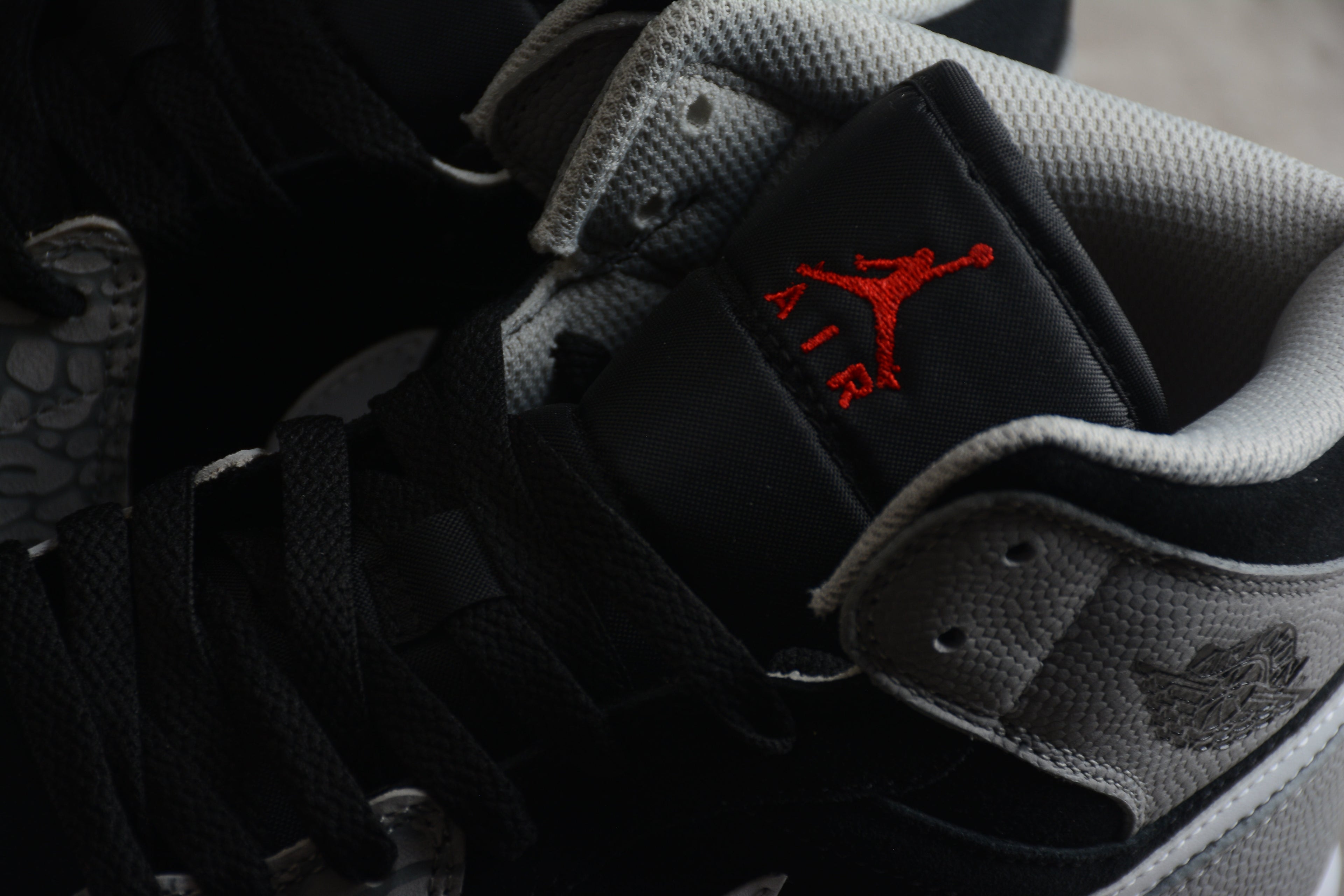 Air Jordan 1 Mid – Gris / Negro