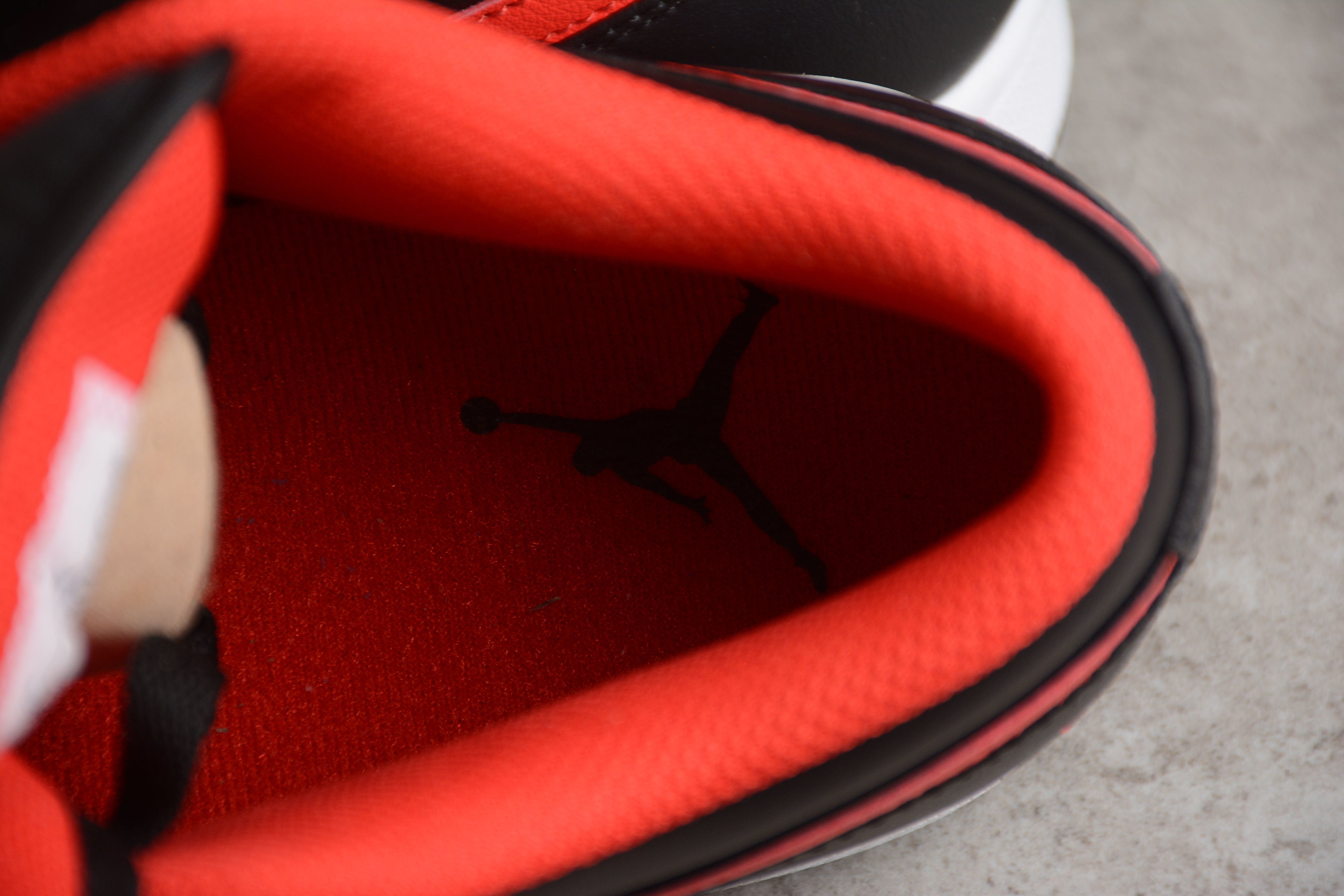 Jordan 1 Low – Negro / Rojo / Blanco