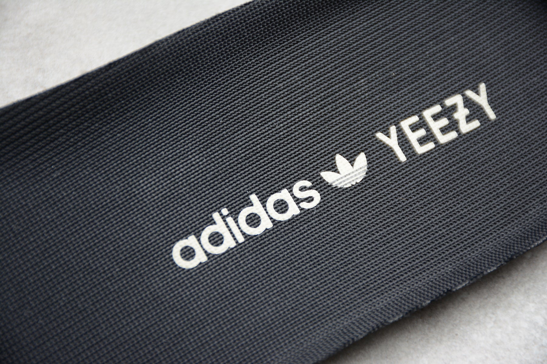 Adidas Yeezy 350 – Negro / Blanco