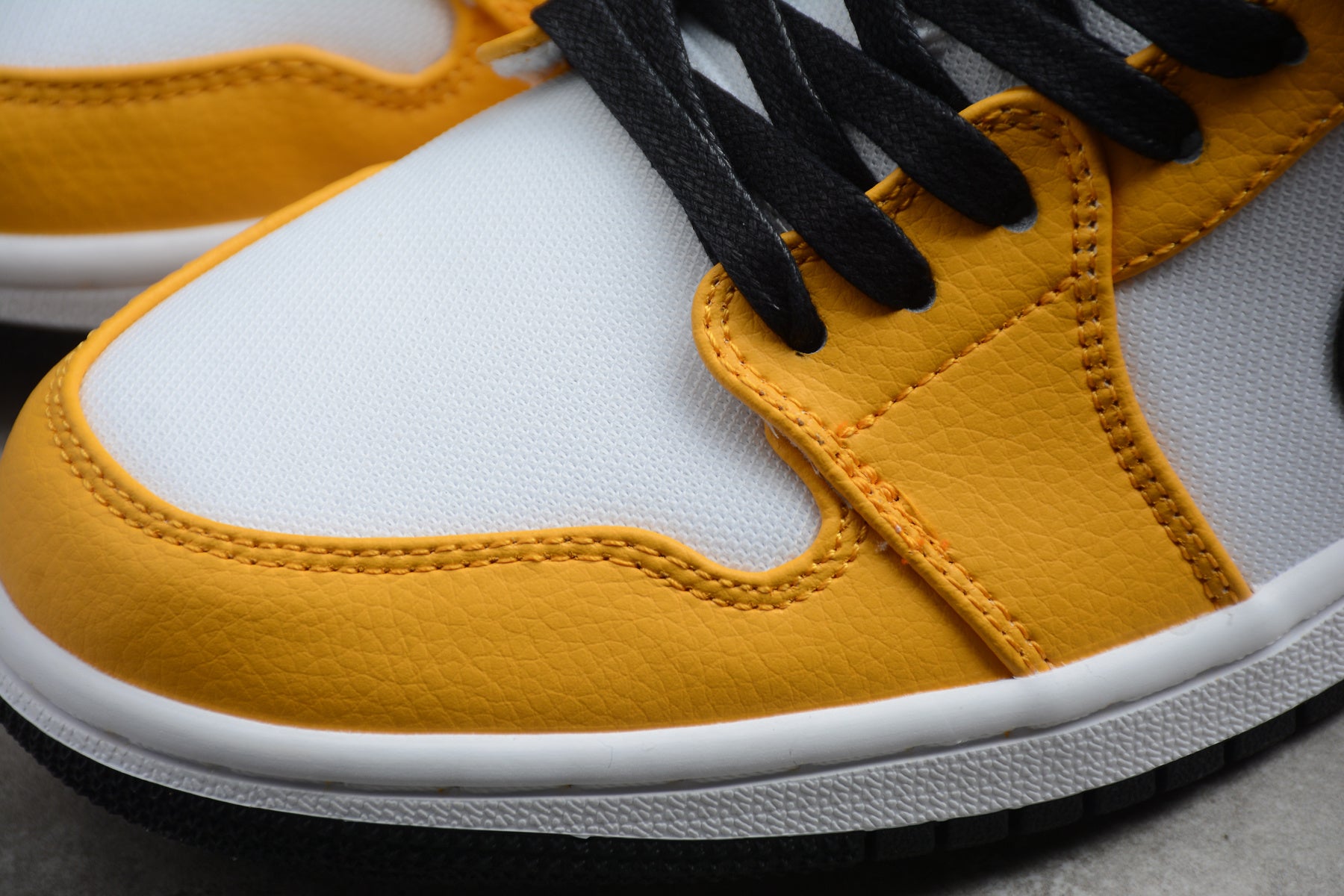 Jordan 1 Low – Amarillo / Blanco