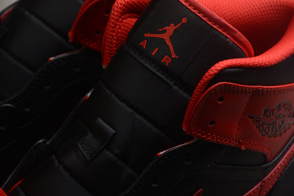 Air Jordan 1 Mid – Negro / Rojo