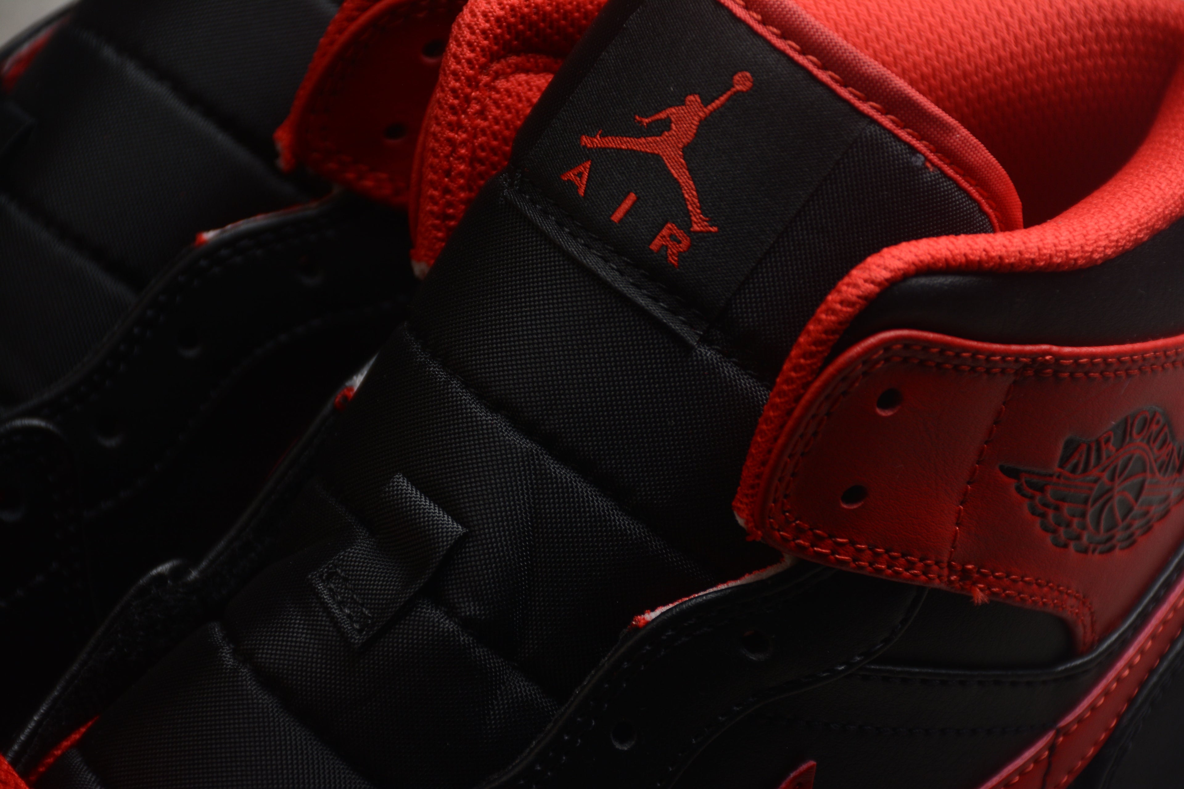 Air Jordan 1 Mid – Negro / Rojo