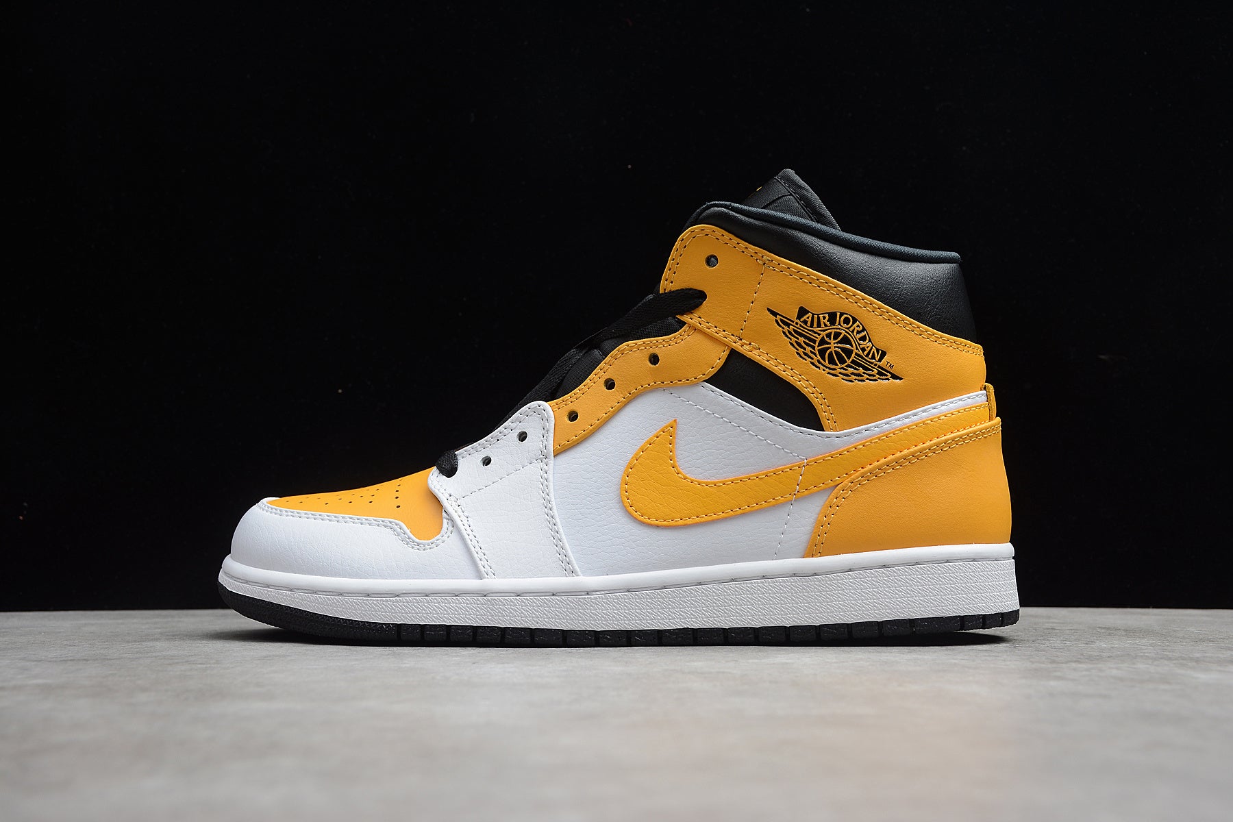 Air Jordan 1 Mid – Amarillo / Blanco / Negro