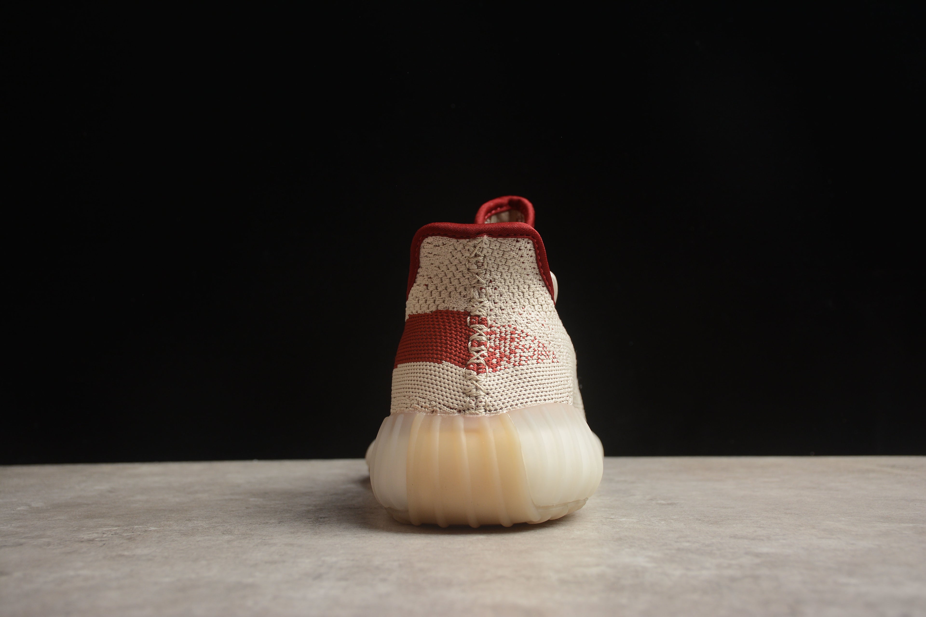 Adidas Yeezy 350 – Beige / Rojo