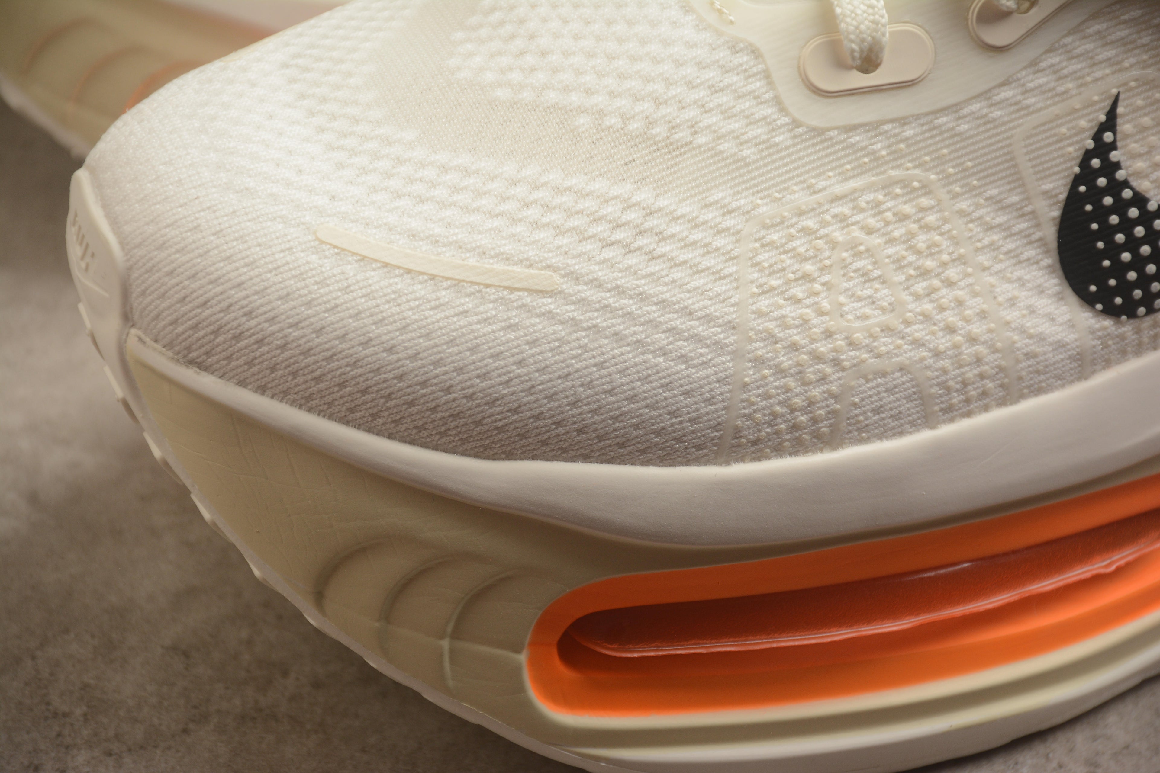 Vomero Premium – Beige / Naranja