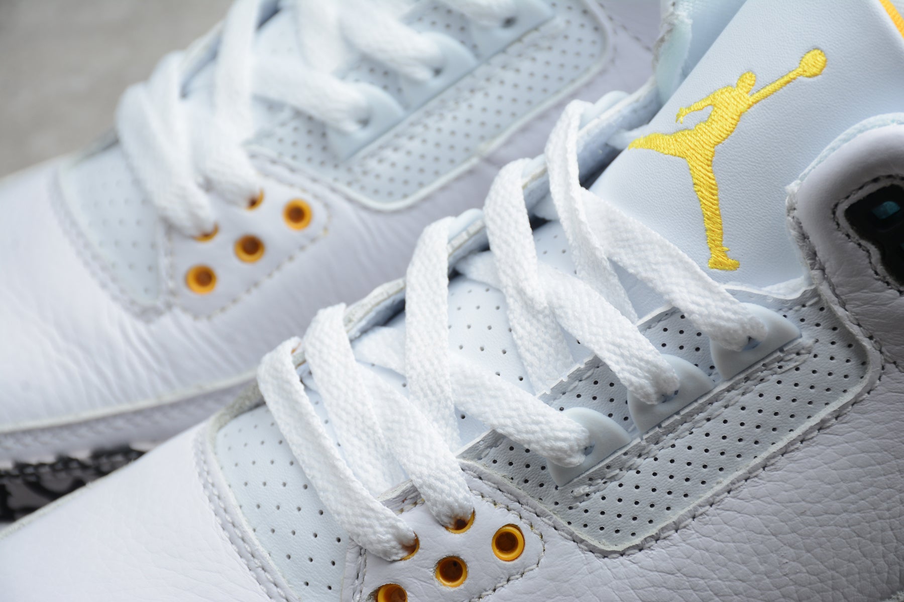 Air Jordan 3 – Blanco / Amarillo