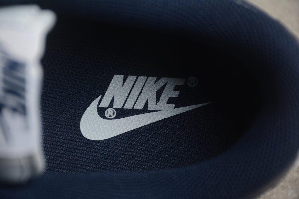 Dunk SB – Azul Oscuro / Blanco