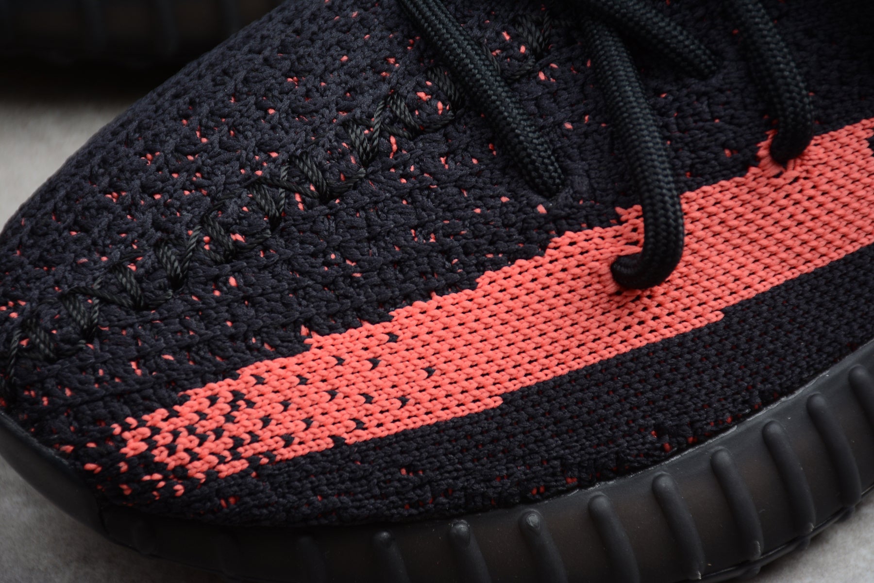 Adidas Yeezy 350 – Negro / Rojo