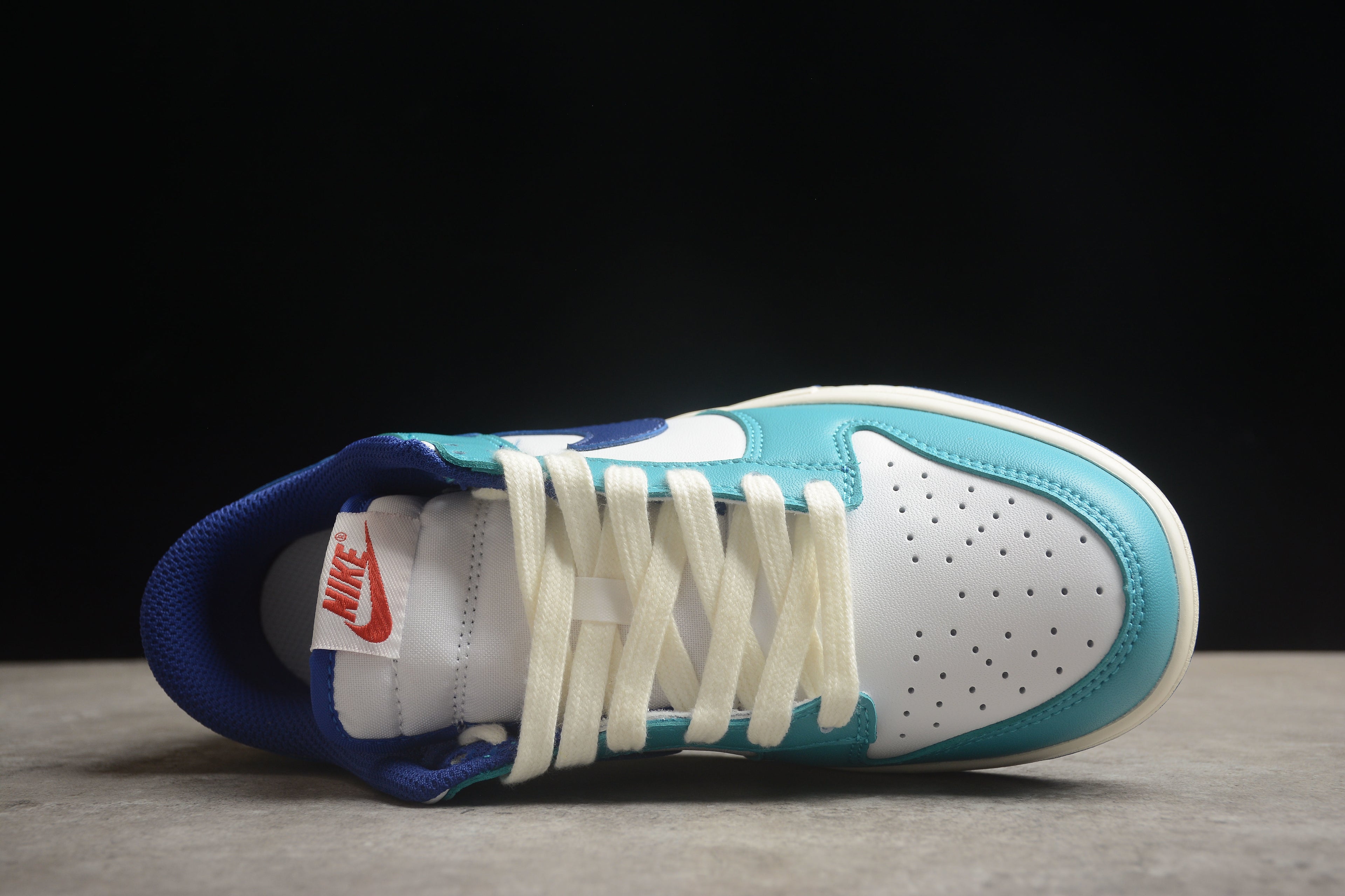 Dunk SB – Azul / Blanco Oscuro