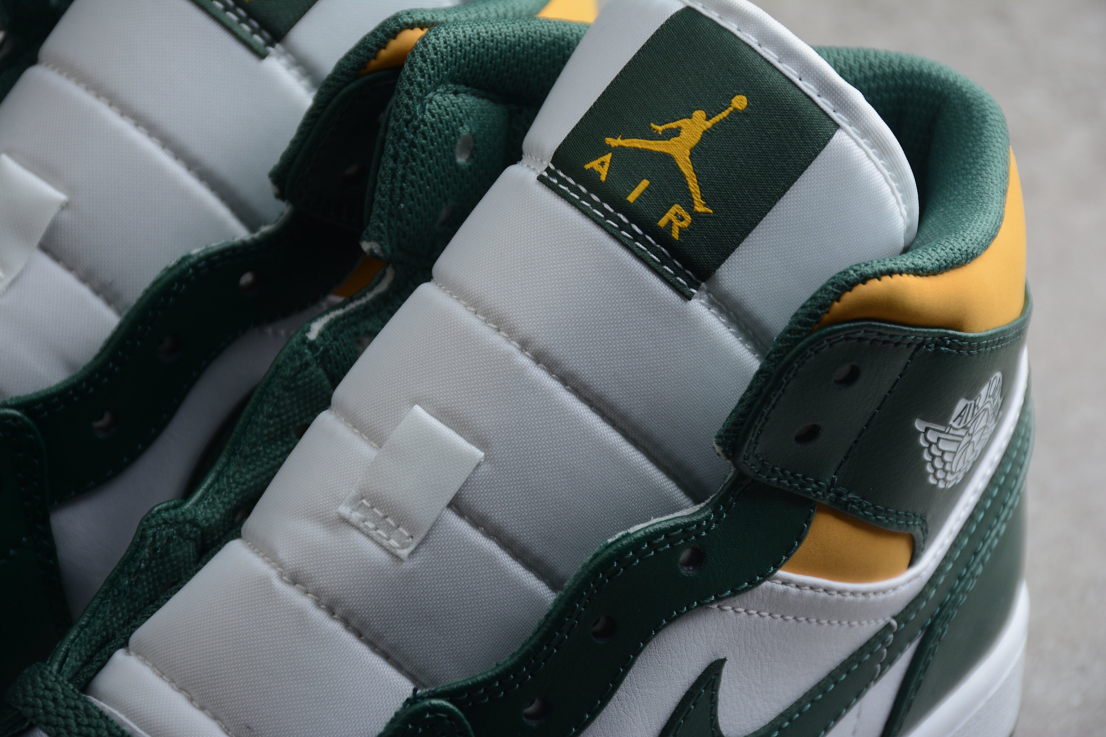 Air Jordan 1 Mid – Verde Oscuro / Naranja