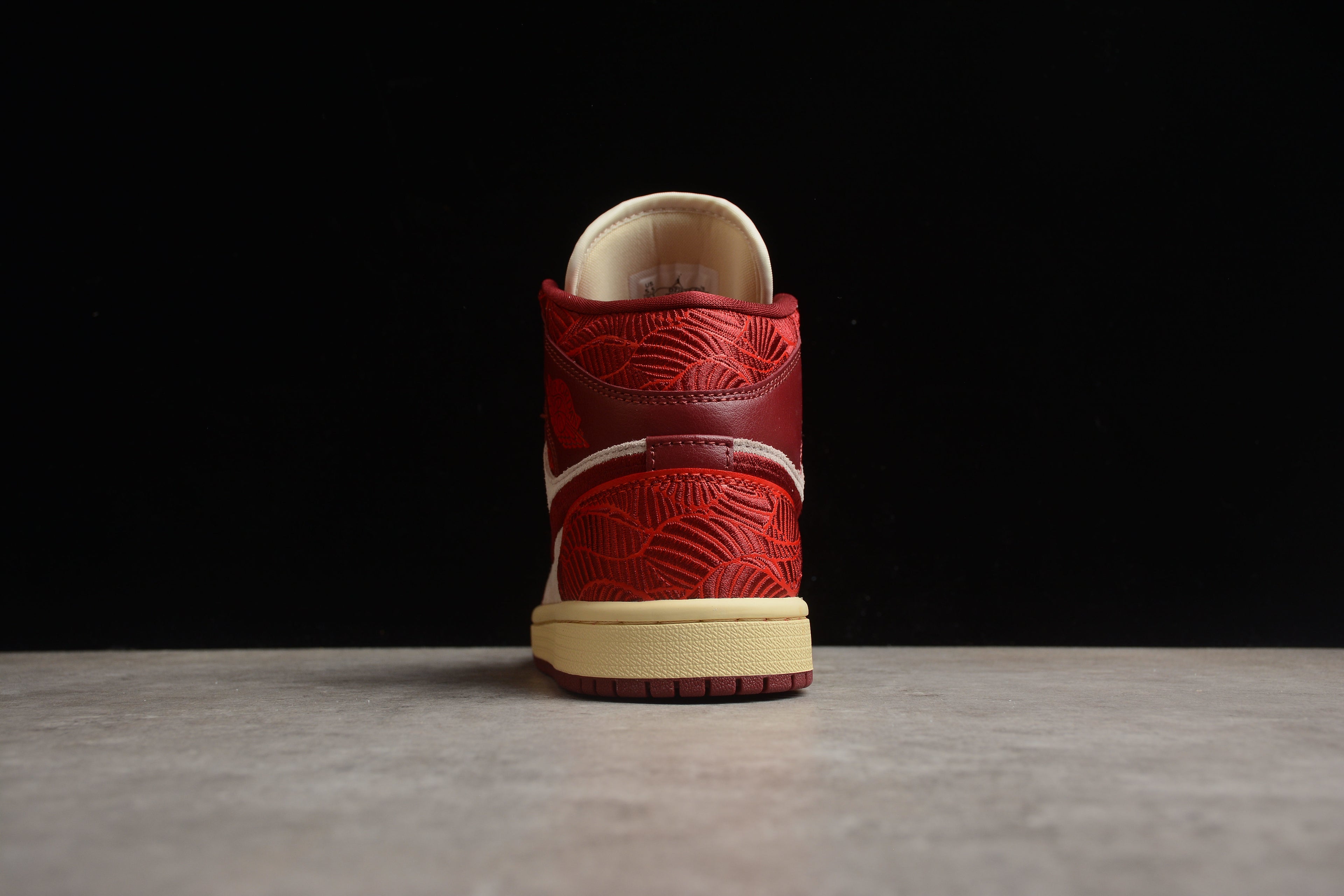 Air Jordan 1 Mid – Rojo / Beige