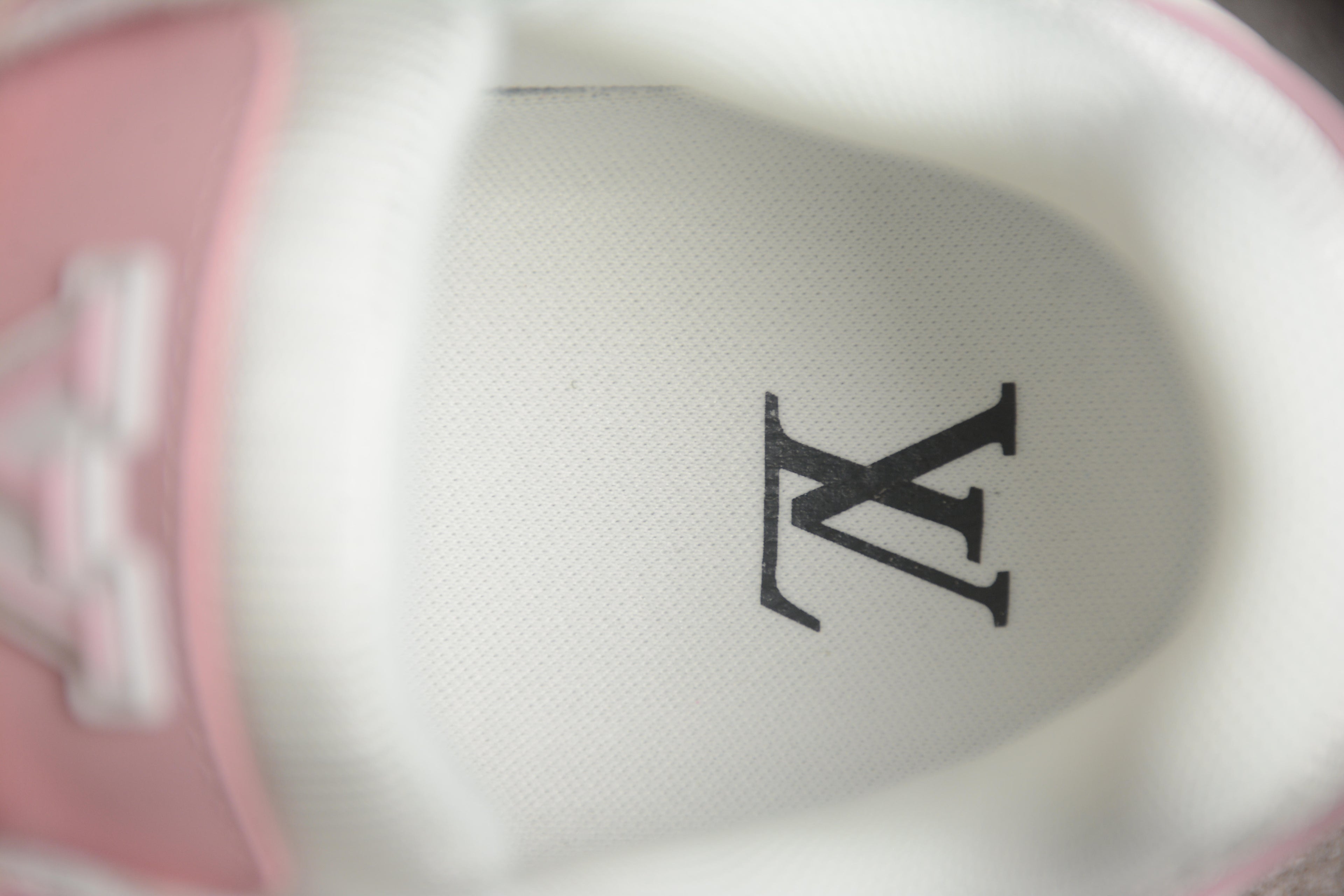Louis Vuitton Trainer Low – Rosa Claro / Blanco