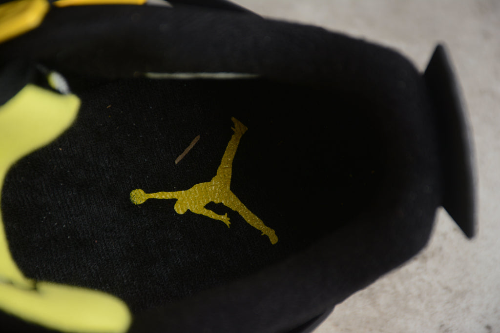 Air Jordan 4 – Negro / Amarillo