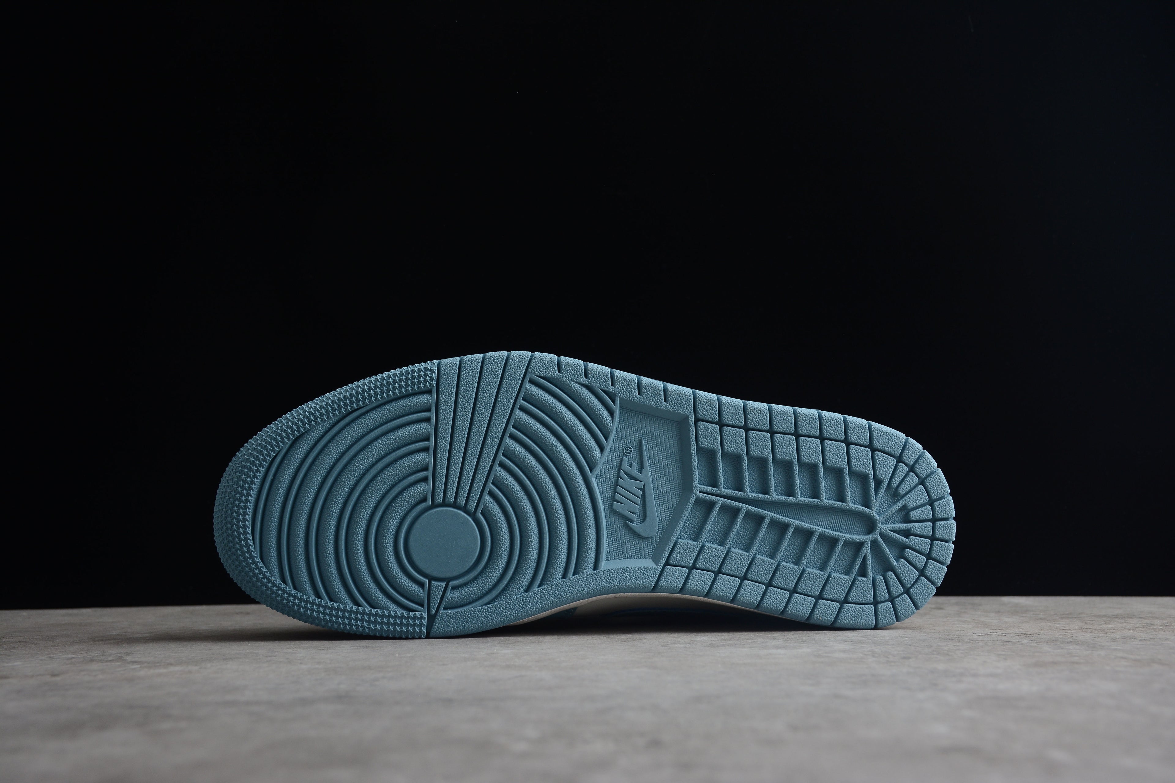 Air Jordan 1 Mid – Azul Claro / Blanco