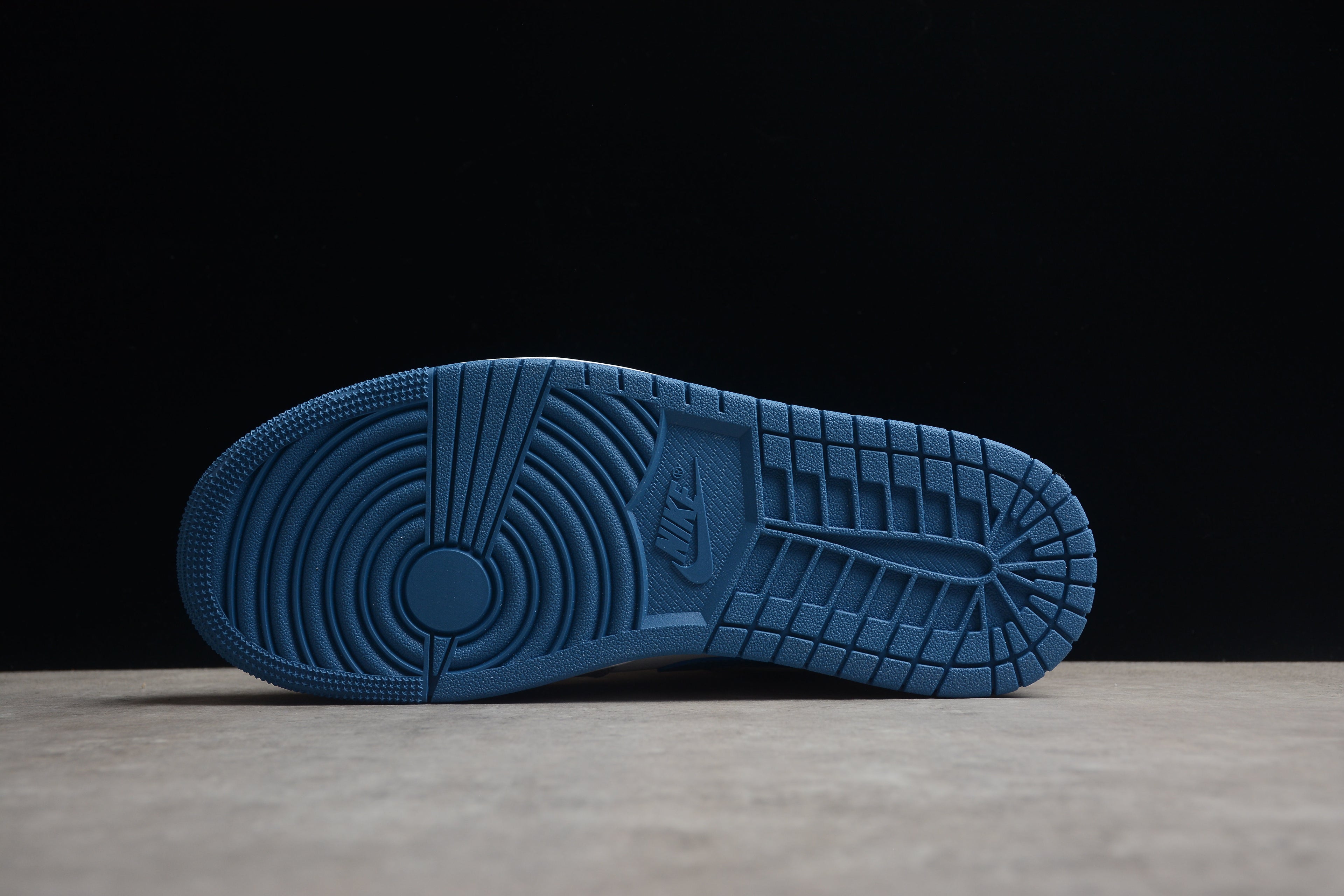 Air Jordan 1 Mid – Blanco / Gris