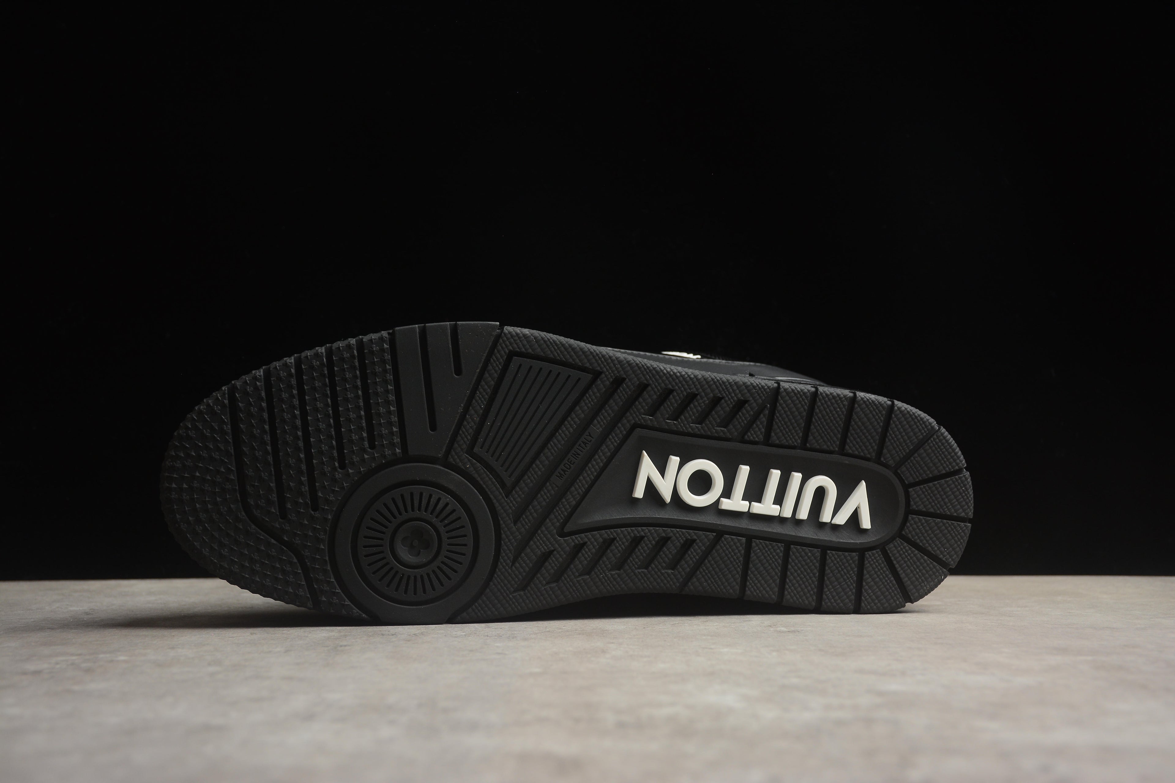 Louis Vuitton Trainer Low – Negro