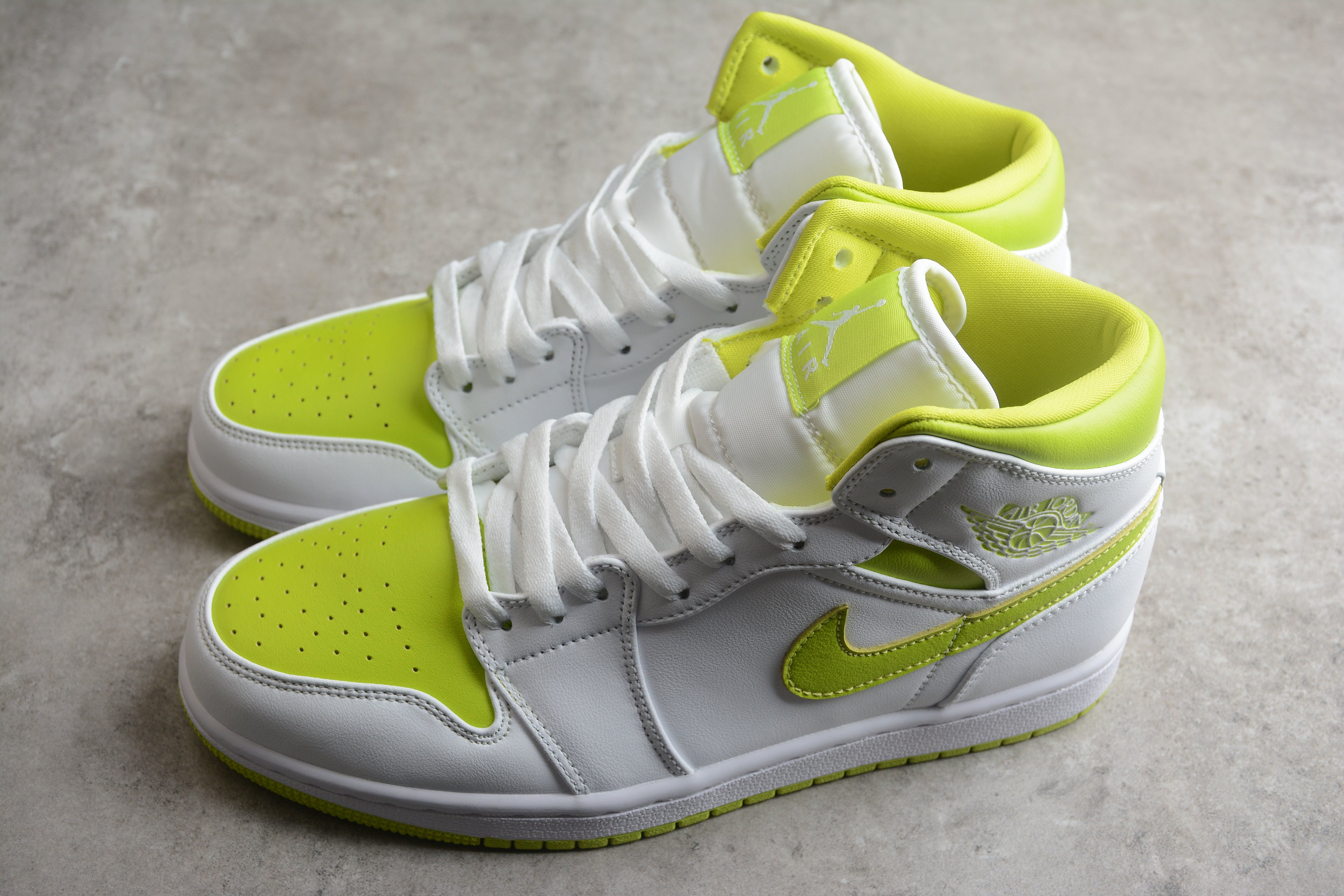 Air Jordan 1 Mid – Amarillo / Blanco