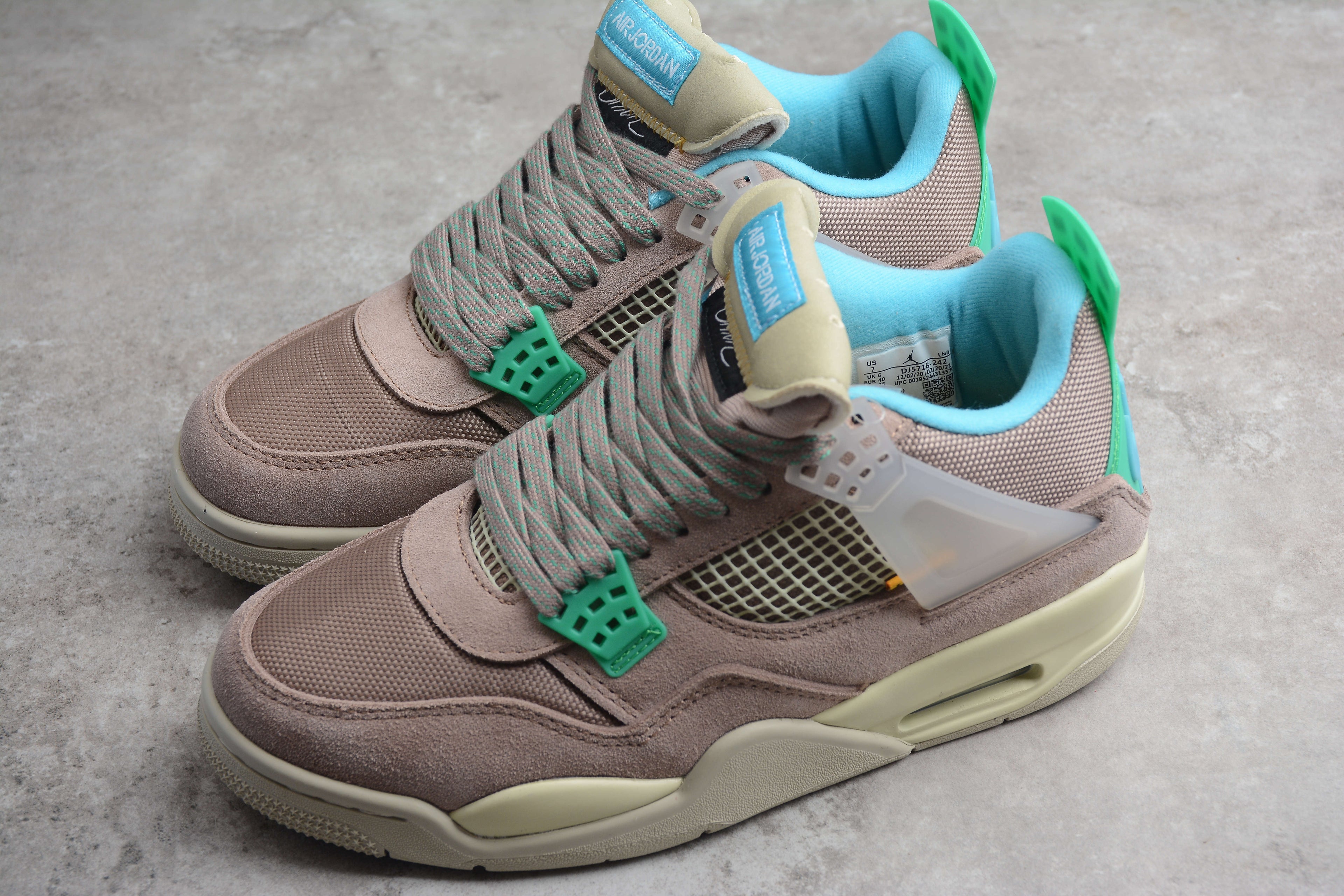 Air Jordan 4 – Marrón / Beige