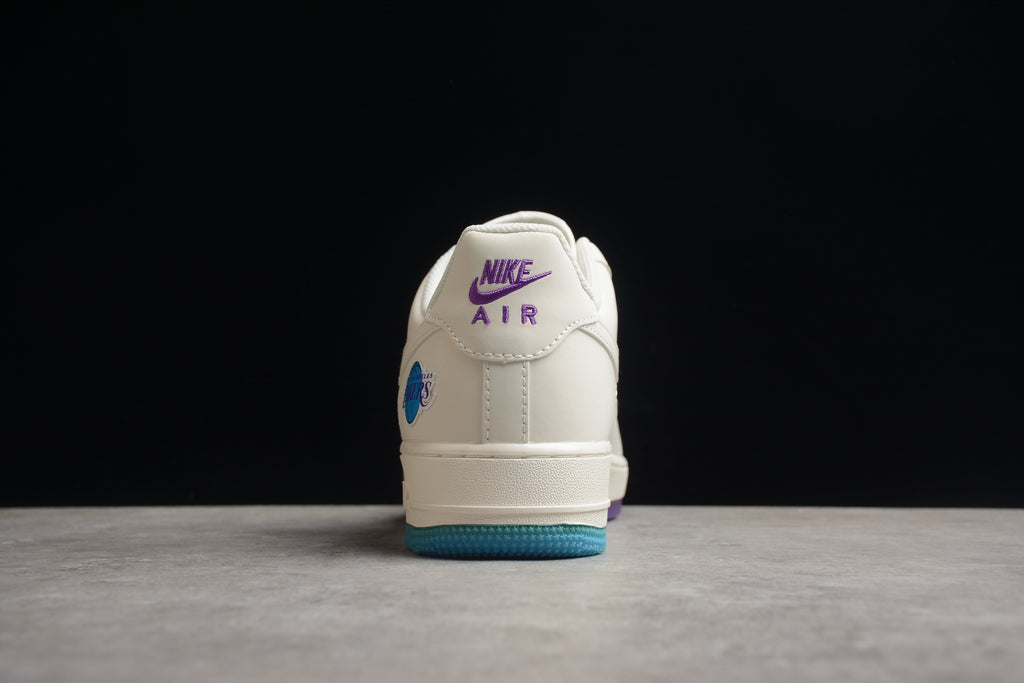 Nike Air Force 1 Low – Blanco / Lila / Azul