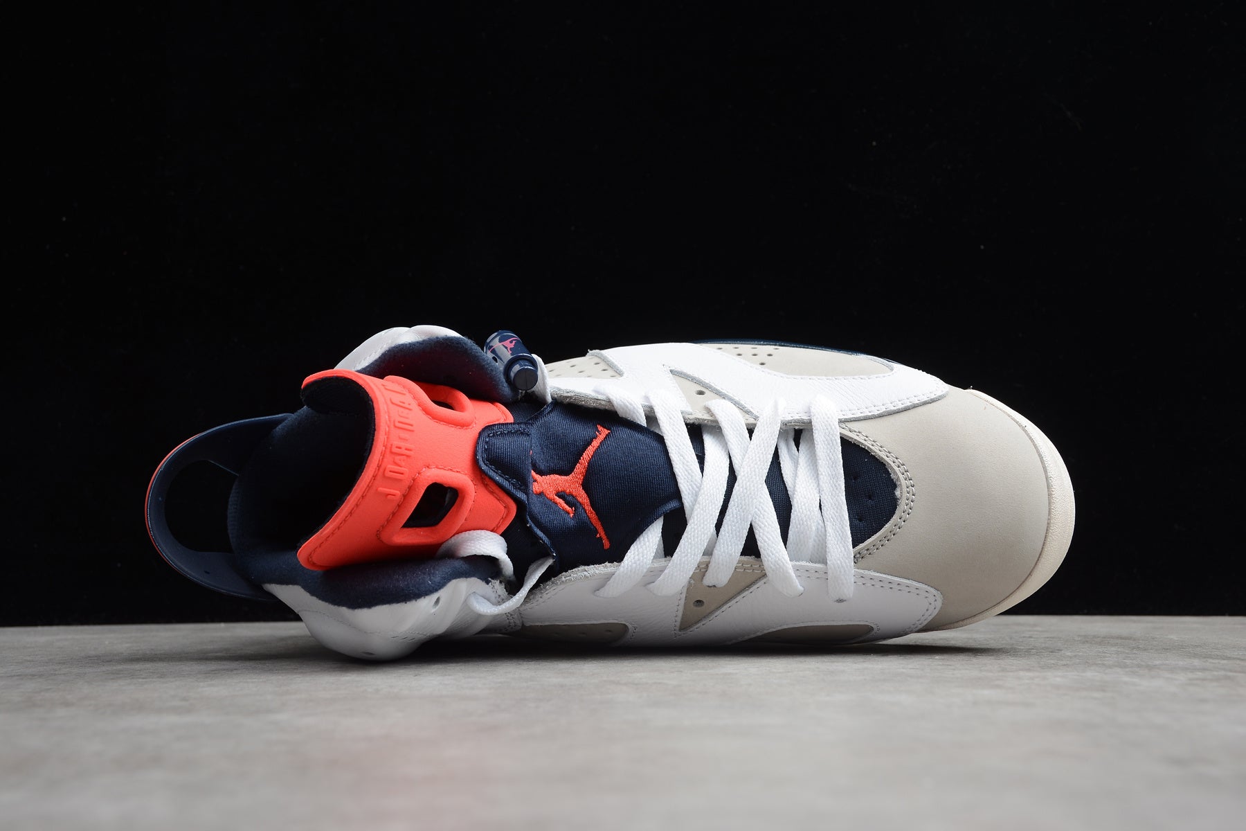 Air Jordan 6 – Blanco /  Begie
