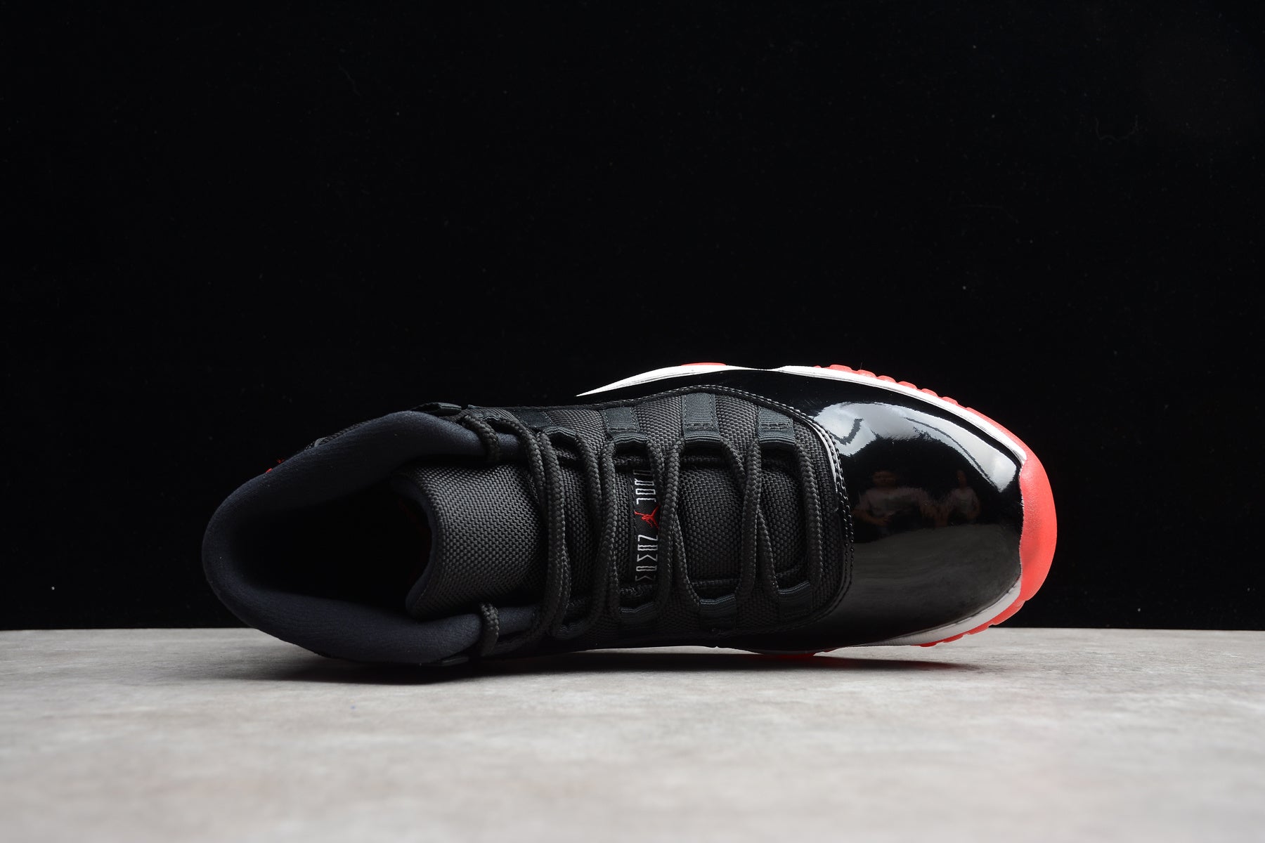 Air Jordan 11 – Negro / Rojo