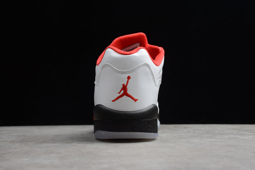 Air Jordan 5 – Blanco / Negro / Rojo