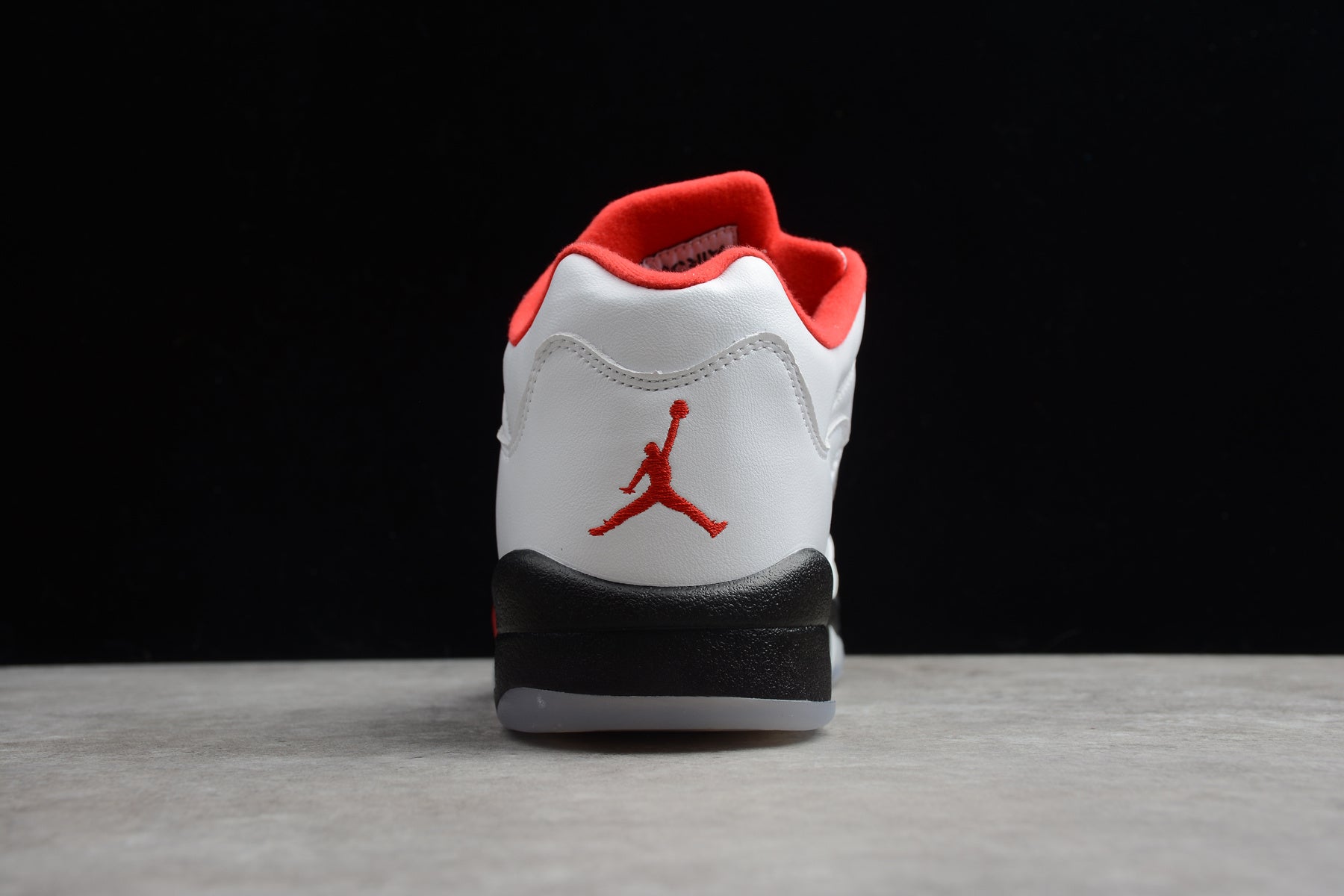 Air Jordan 5 – Blanco / Negro / Rojo