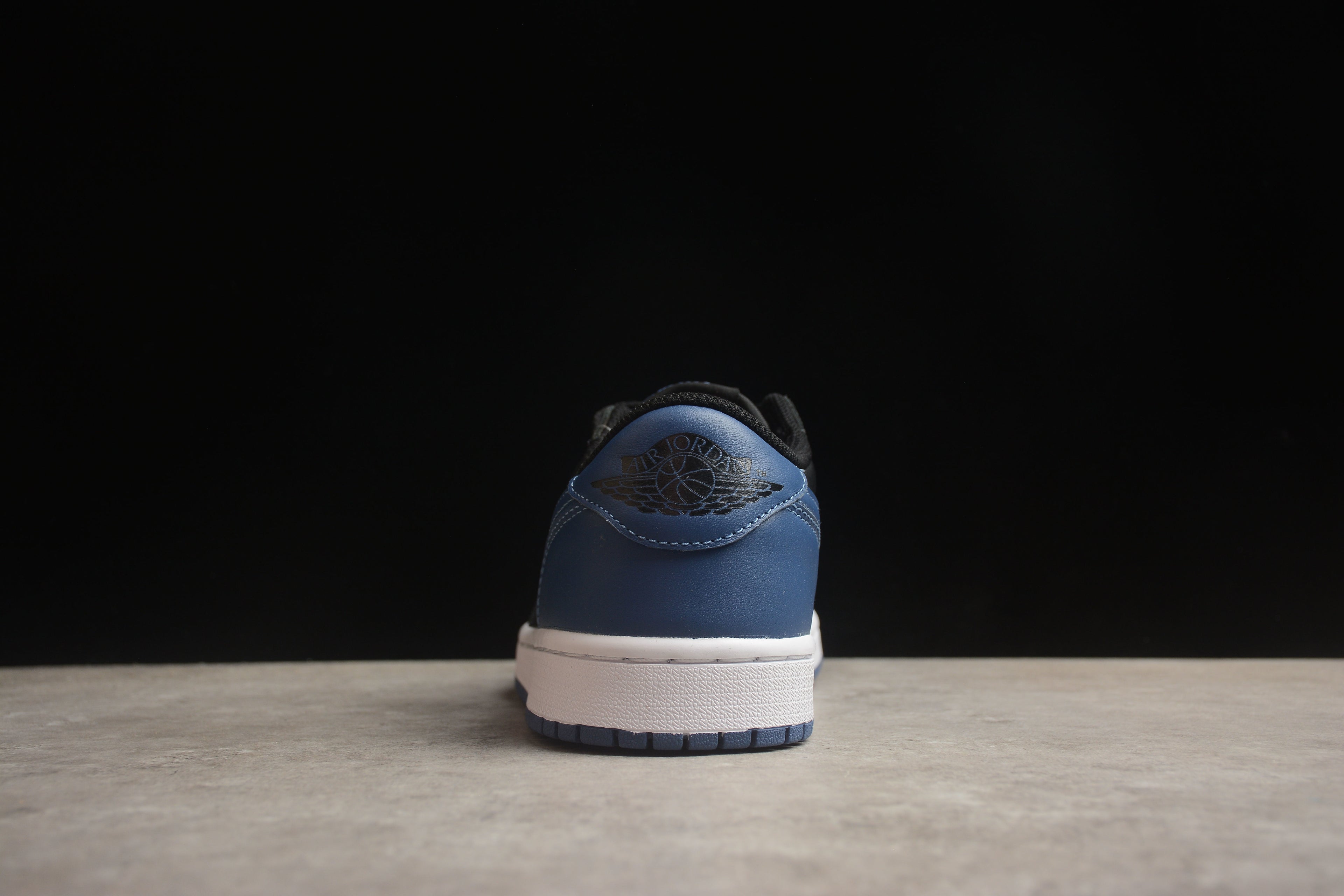 Jordan 1 Low – Negro / Azul Oscuro