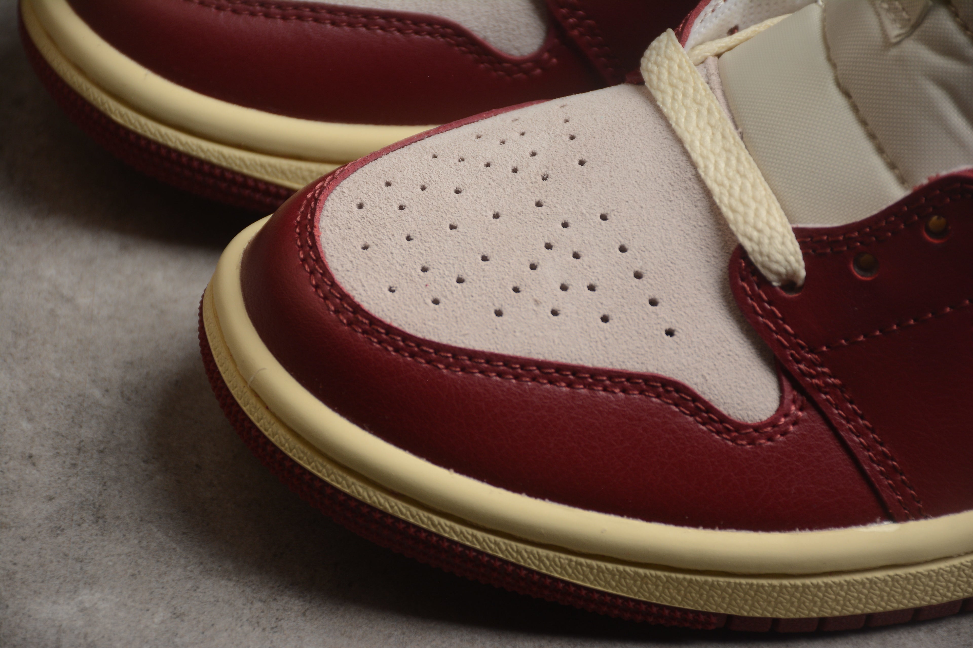 Air Jordan 1 Mid – Rojo / Beige