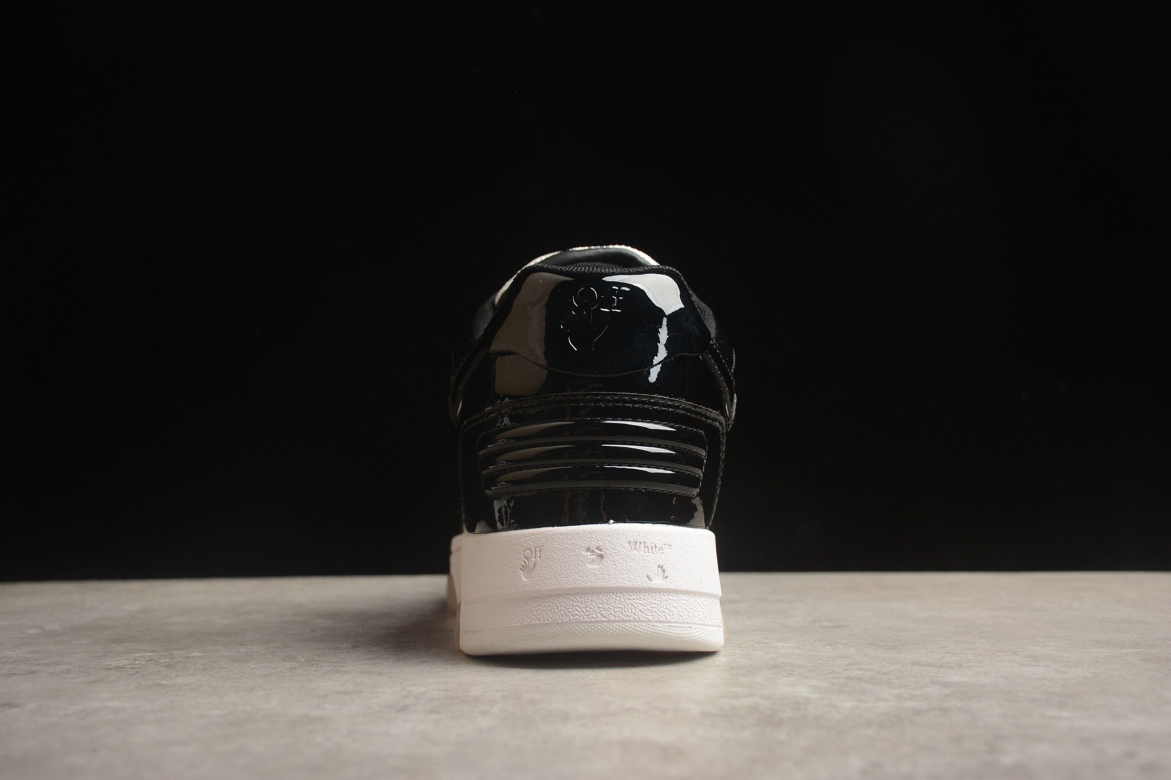 Off-White – Negro / Blanco