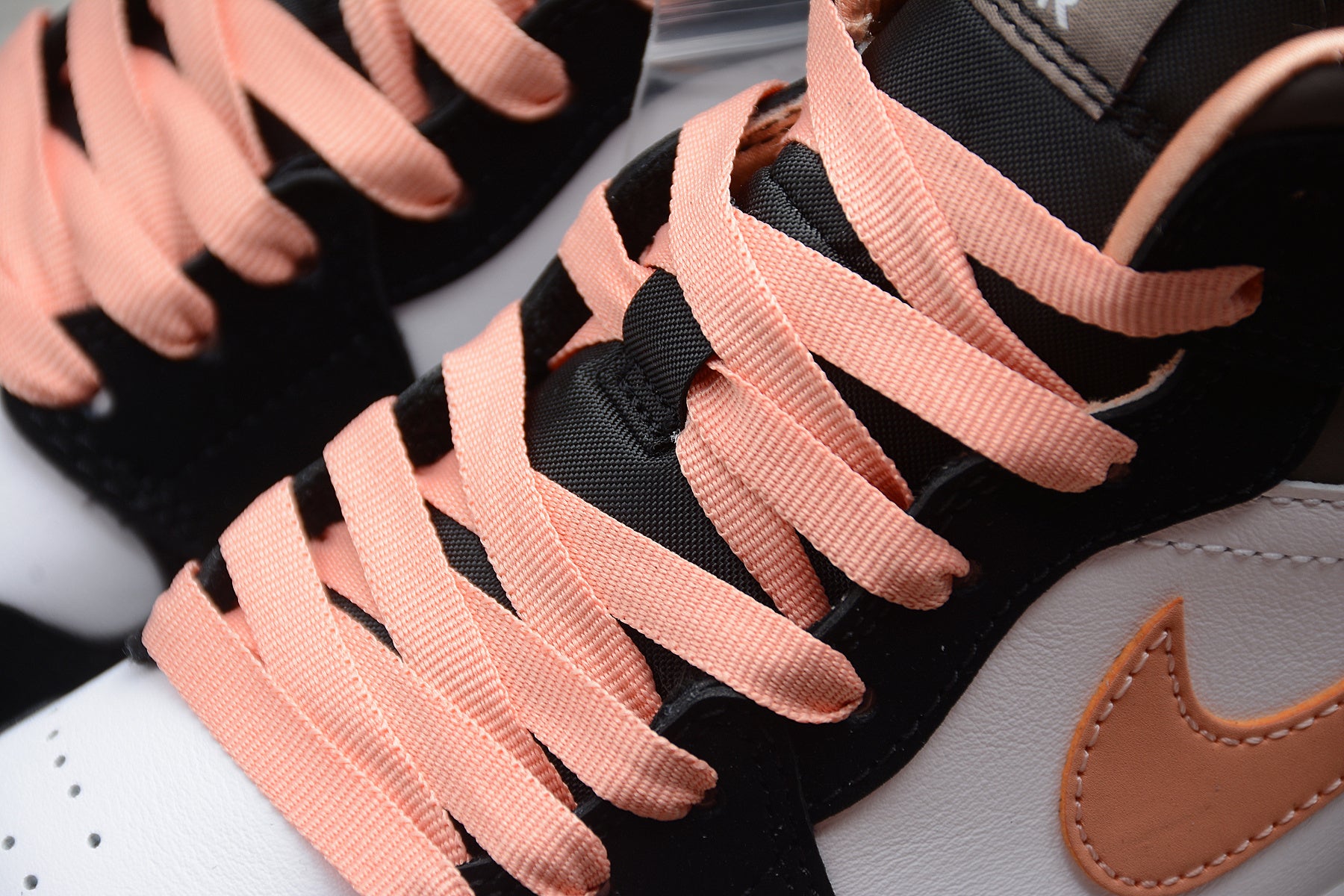 Air Jordan 1 Mid – Negro / Rosa