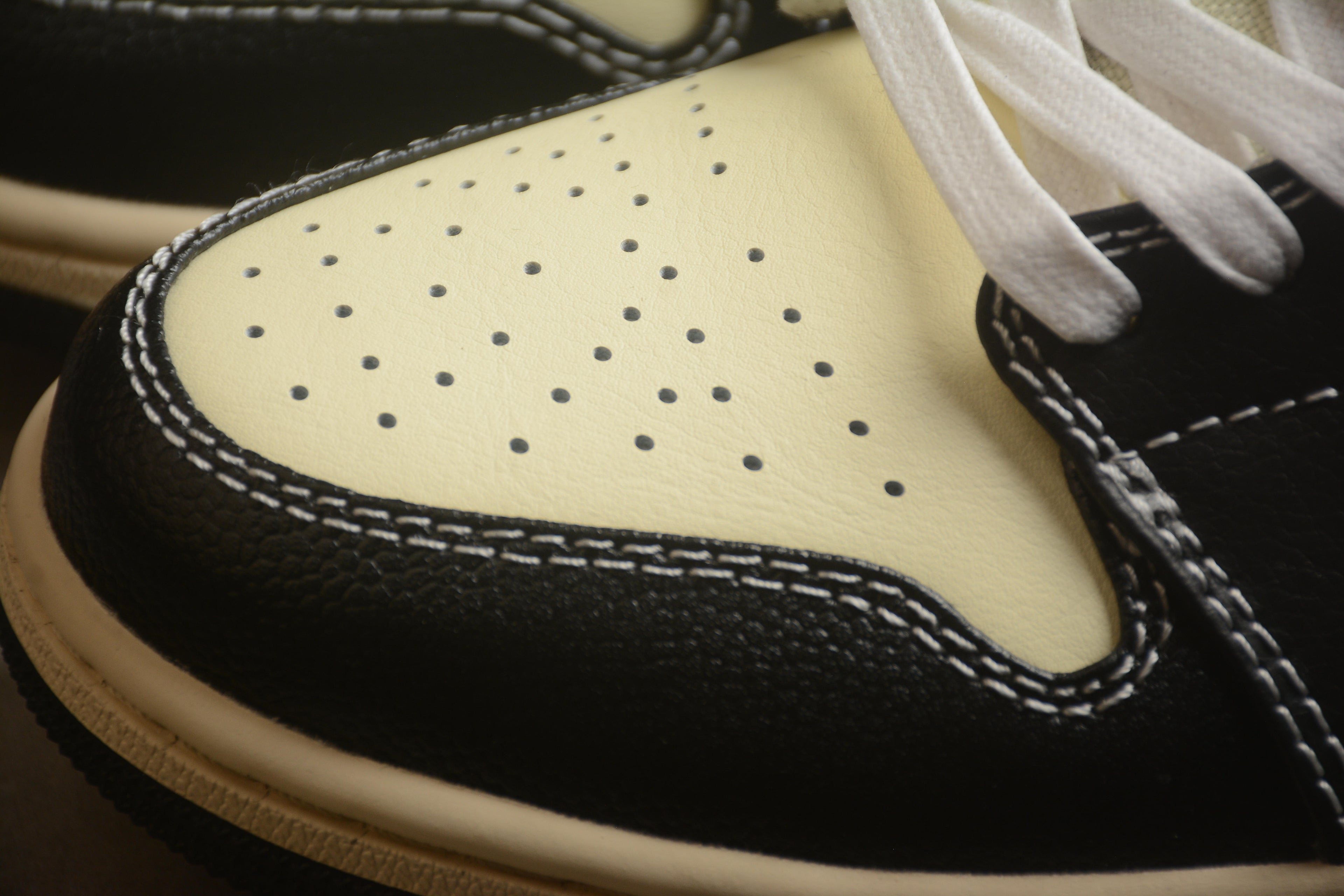 Jordan 1 Low – Beige / Negro