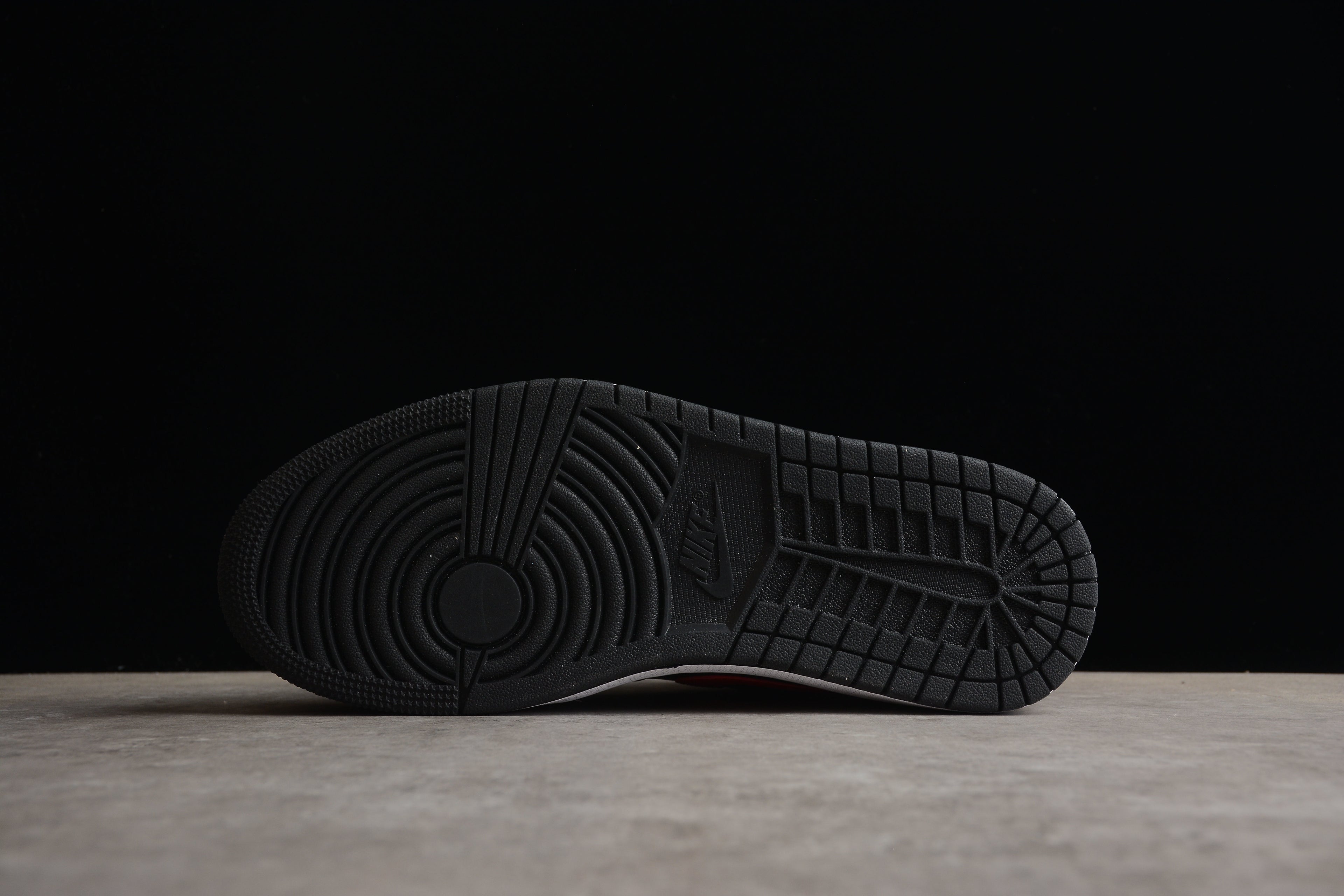Jordan 1 Low – Negro / Rojo / Blanco