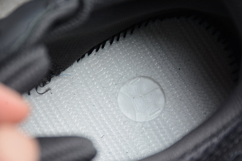 Adidas Yeezy 700 – Gris Oscuro