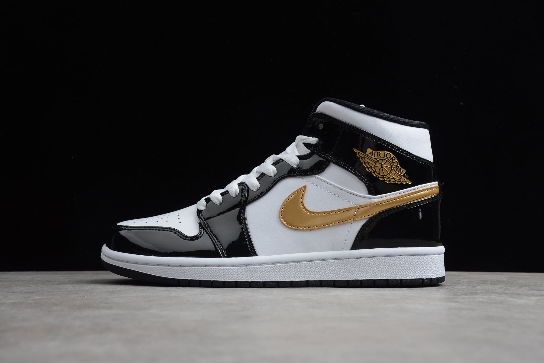 Air Jordan 1 Mid – Negro / Dorado