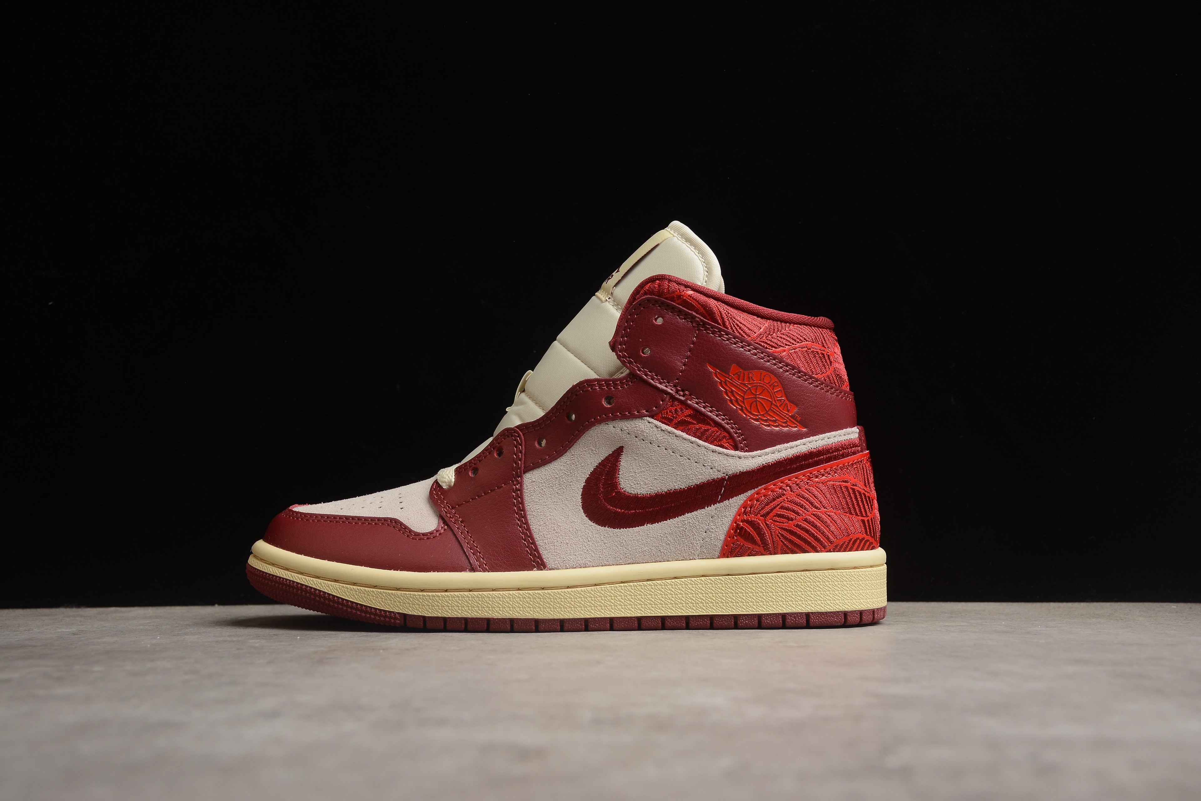 Air Jordan 1 Mid – Rojo / Beige