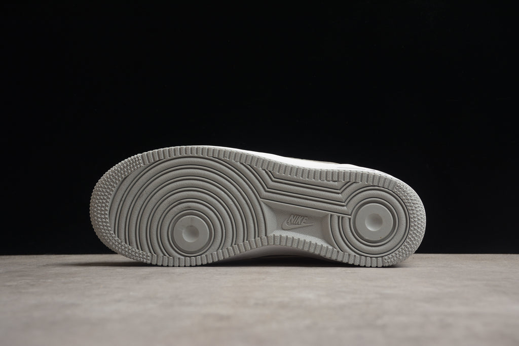 Nike Air Force 1 Low – Blanco / Gris Claro